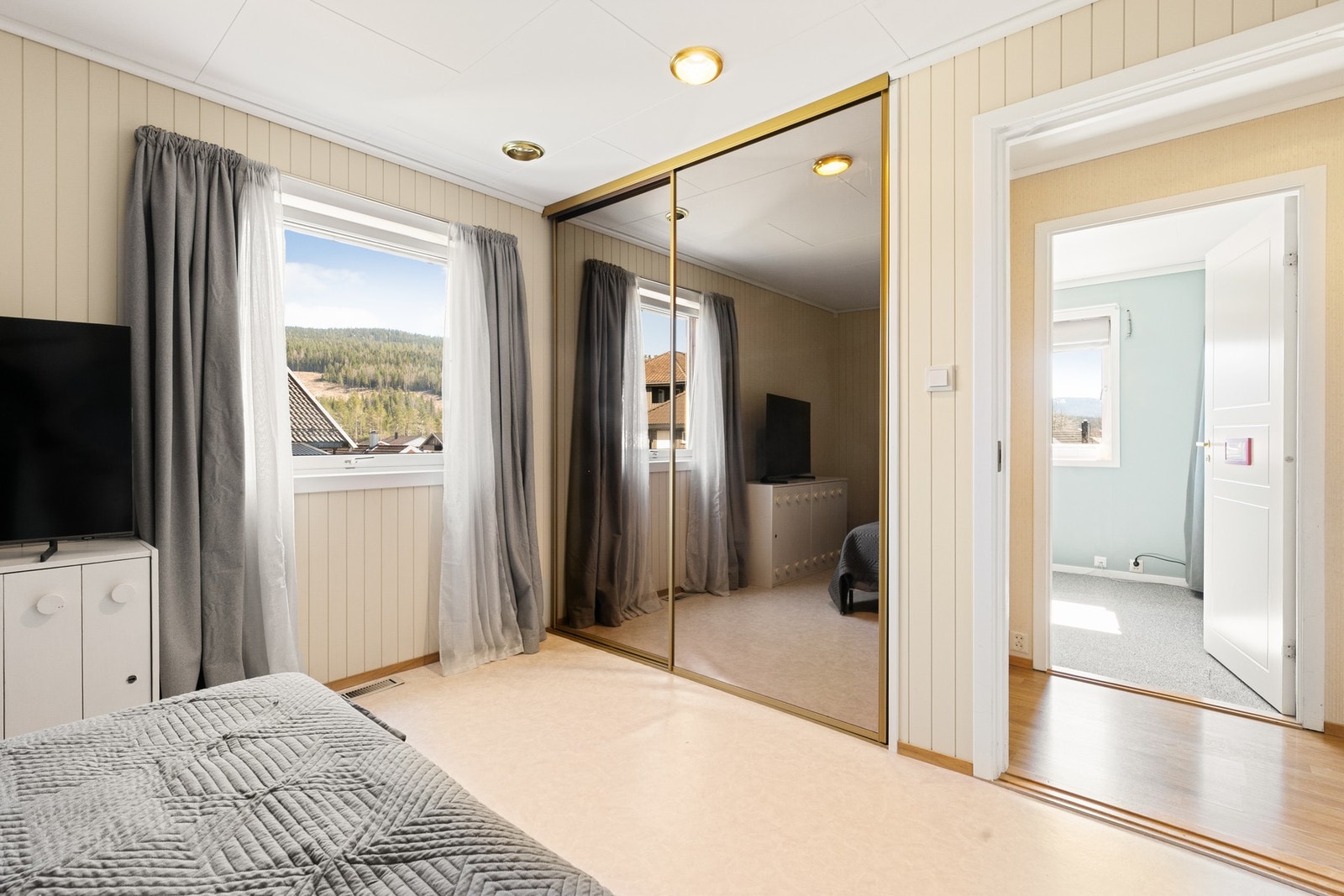 Rommet har god garderobeløsning. Galleribilde