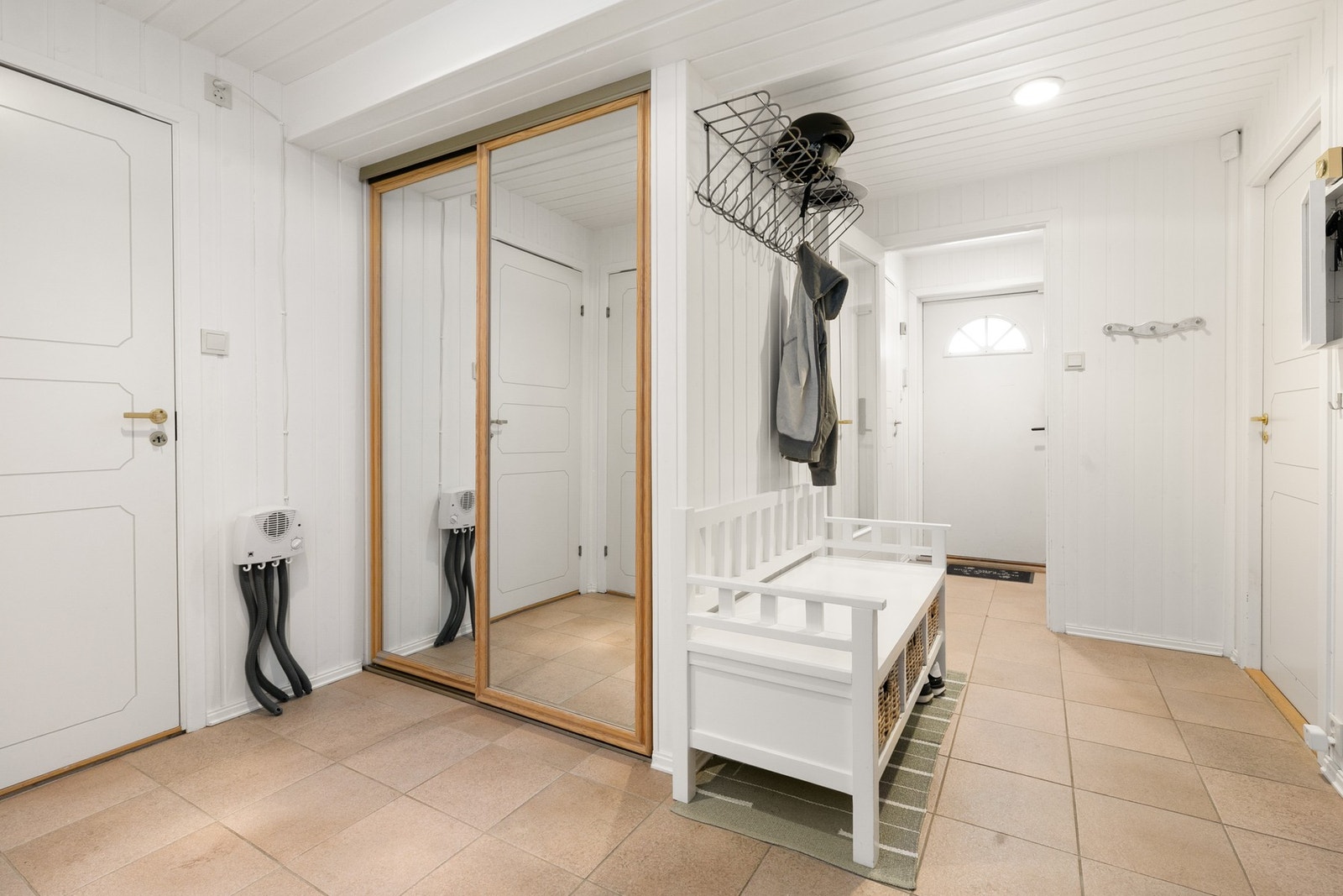 Det er montert skyvedørsgarderobe med speilfronter. Galleribilde