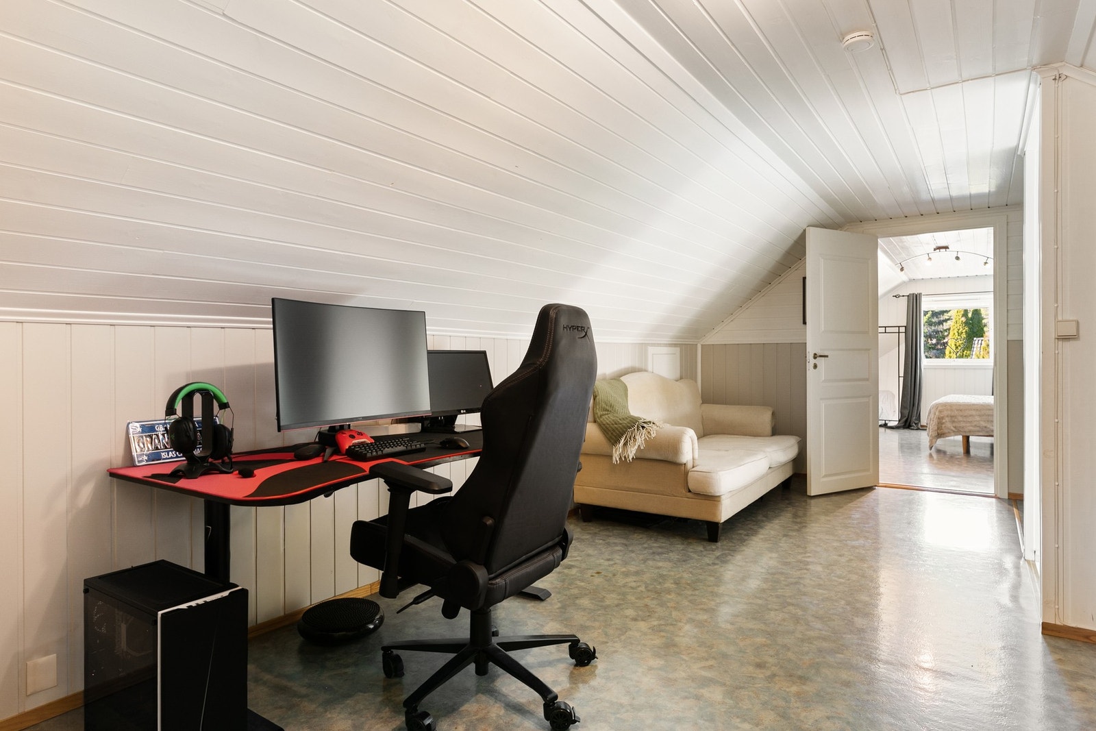 Innredet loftstue. Rommet mangler godkjent dagslys og er ikke godkjent til varig opphold. Galleribilde