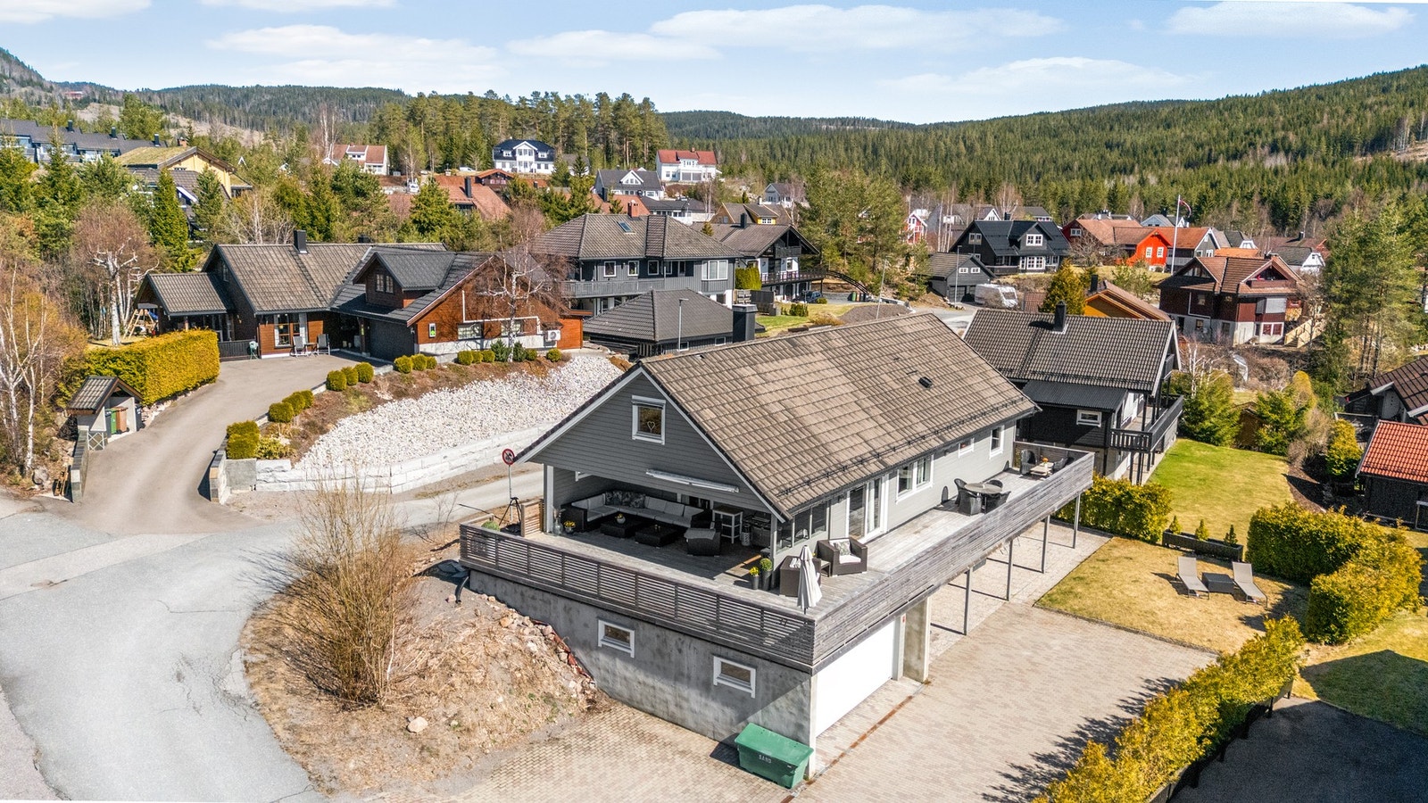 Gode parkeringsmuligheter med egen garasje/bod på 59 kvm og biloppstillingsplass. Galleribilde