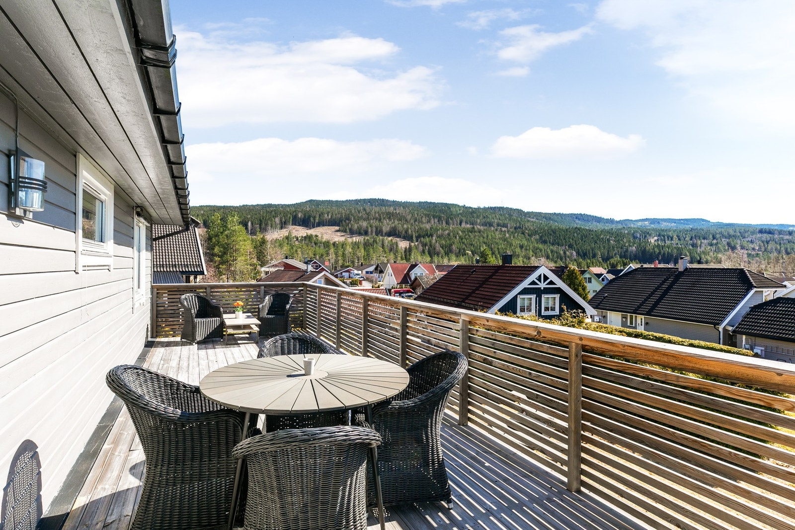 Fra stuen er det utgang til en stor veranda på ca. 105 kvm, som gir en fin forlengelse av oppholdsarealet i sommerhalvåret. Galleribilde