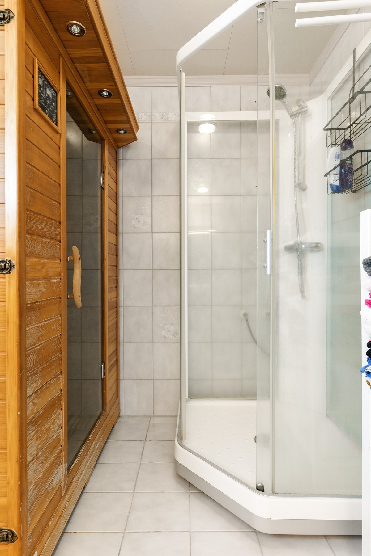 Badet har dusjkabinett og frittstående badstue. Galleribilde