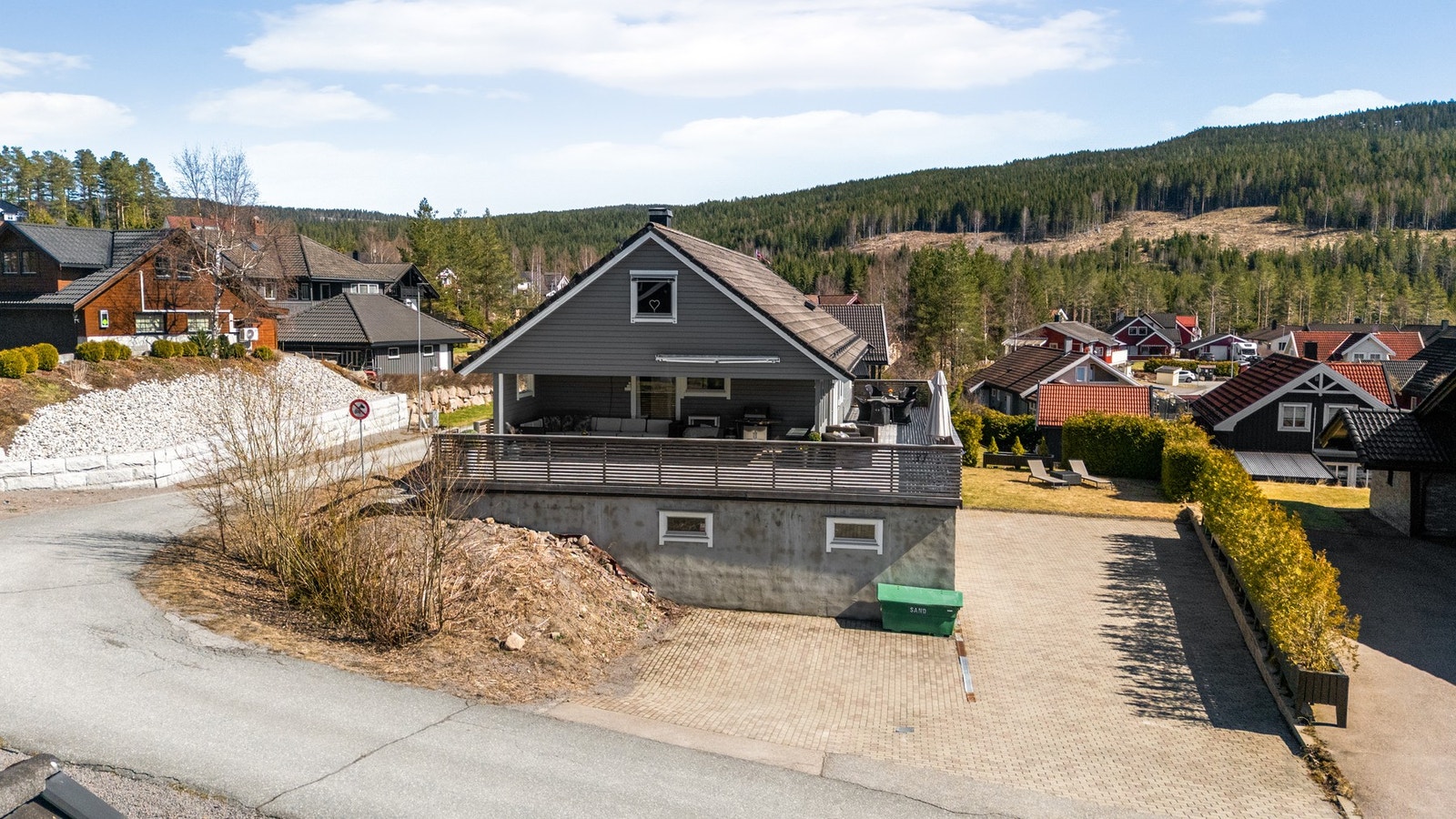 Dette er en bolig med mye plass og stort potensial. Det er gjennomkjøringen forbudt rett bak huset. Galleribilde