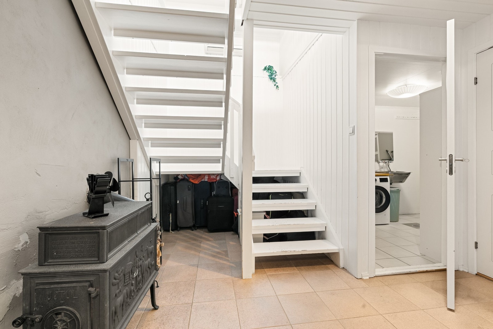 Romslig hall med inngang til vaskerom. Galleribilde
