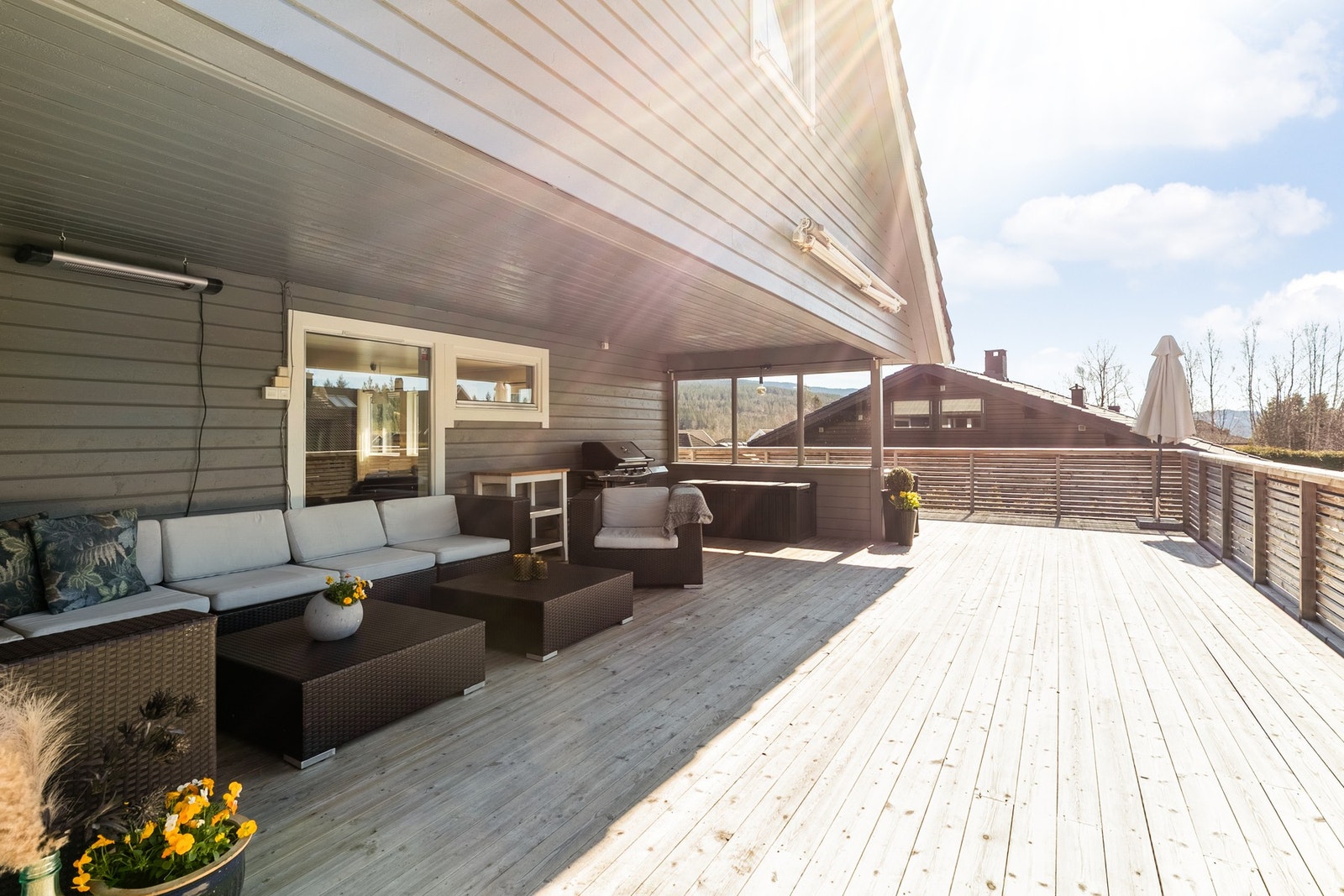 Rikelig med plass til utemøbler og grill. Galleribilde
