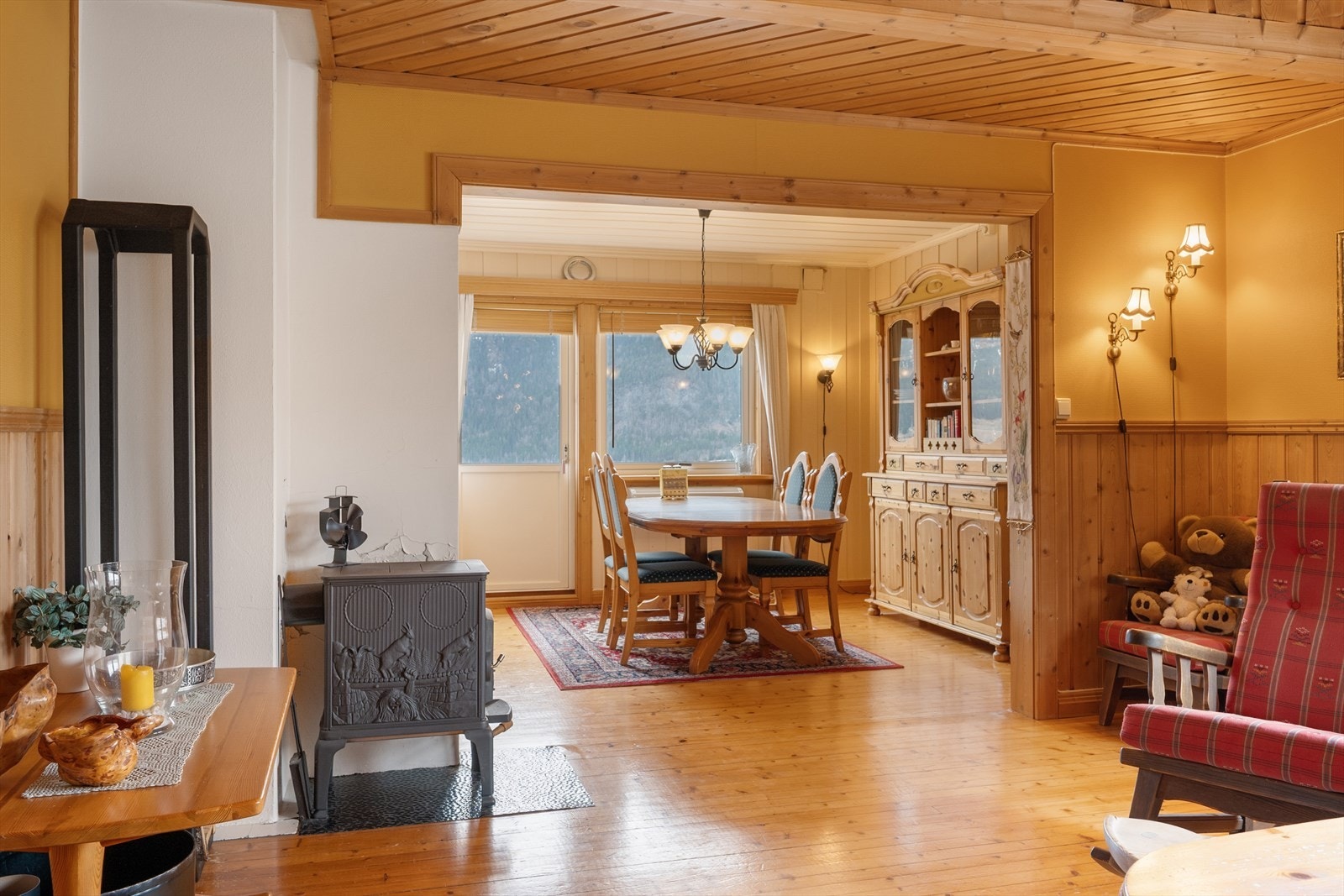 Med god plass til et stort spisebord er det enkelt å samle flere rundt bordet. Galleribilde