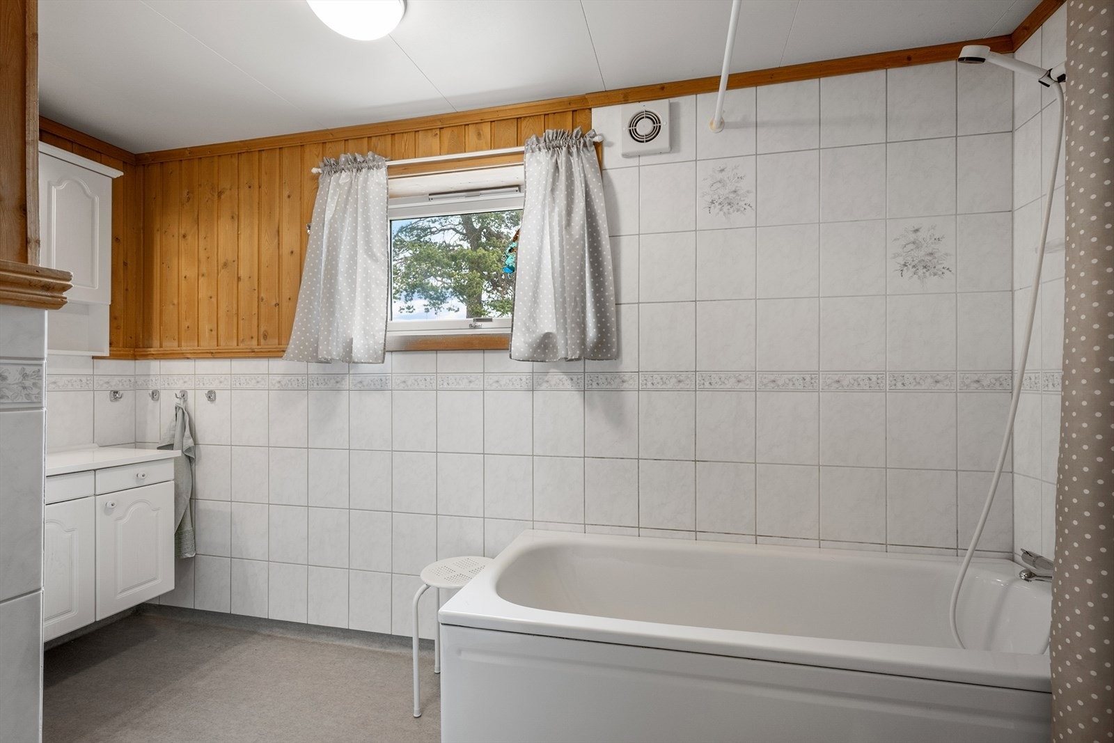 Badet har dels flislagte vegger, gulvbelegg og gulvvarme. Totalrenovering må påregnes. Galleribilde