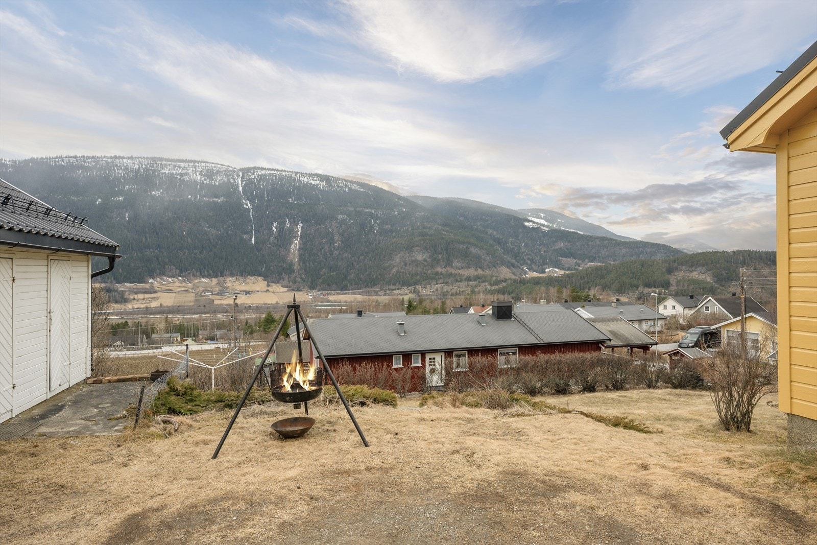 Den store tomten gir gode muligheter for uteaktiviteter og hage. Galleribilde