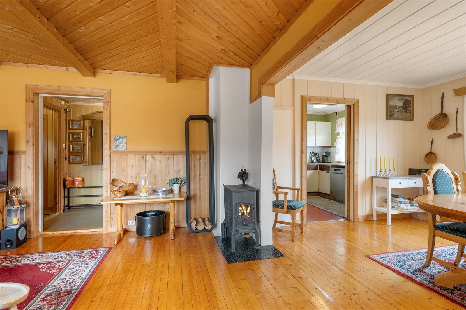 Den klassiske vedovnen gir både varme og hygge, og varmepumpe gir jevn temperatur. Galleribilde