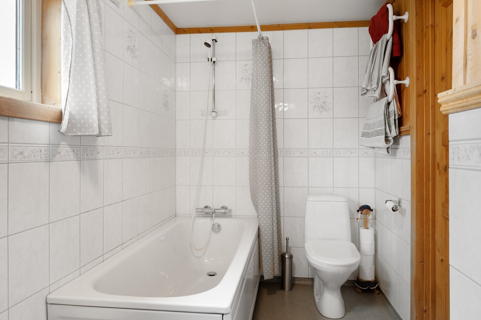 Rommet er utstyrt med skapinnredning, badekar og gulvmontert wc. Galleribilde