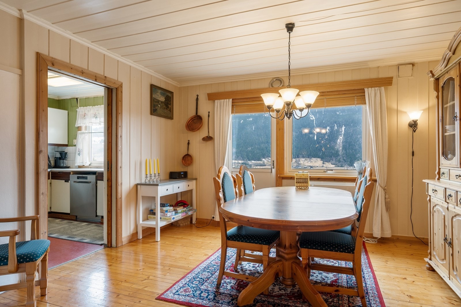 Fra spisestuen er det åpen tilknytning til kjøkkenet, noe som gir en god flyt mellom rommene. Galleribilde