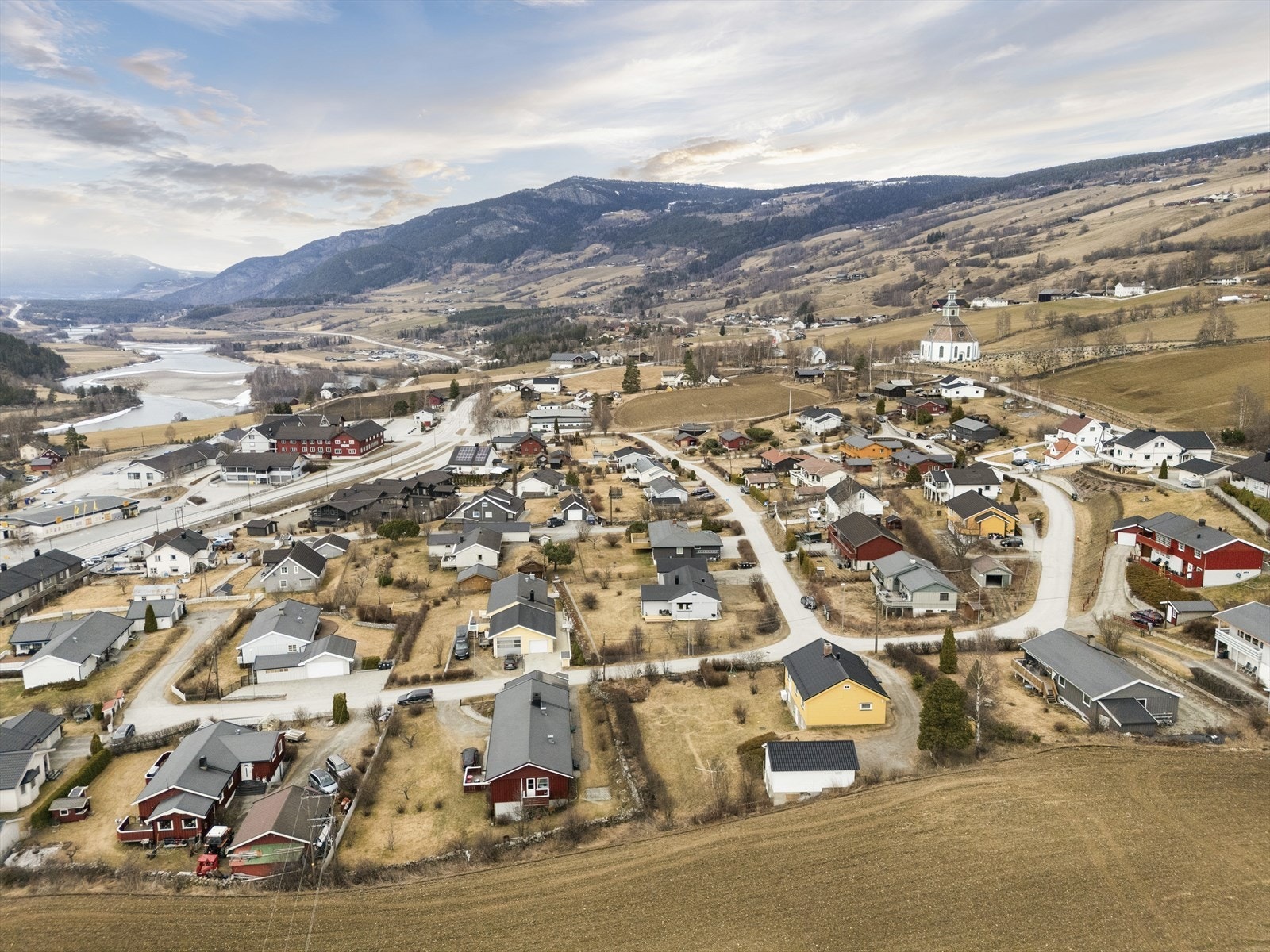 Herfra er det korte avstander til flotte tur- og fjellområder. Galleribilde