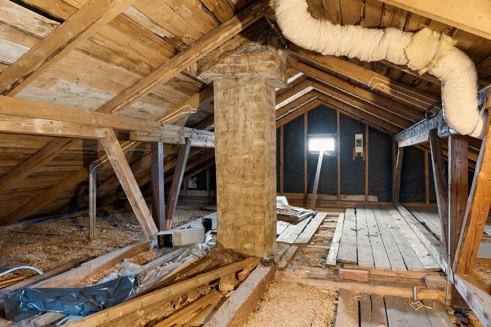 I tillegg uinnredet loft med lagringspotensial. Galleribilde