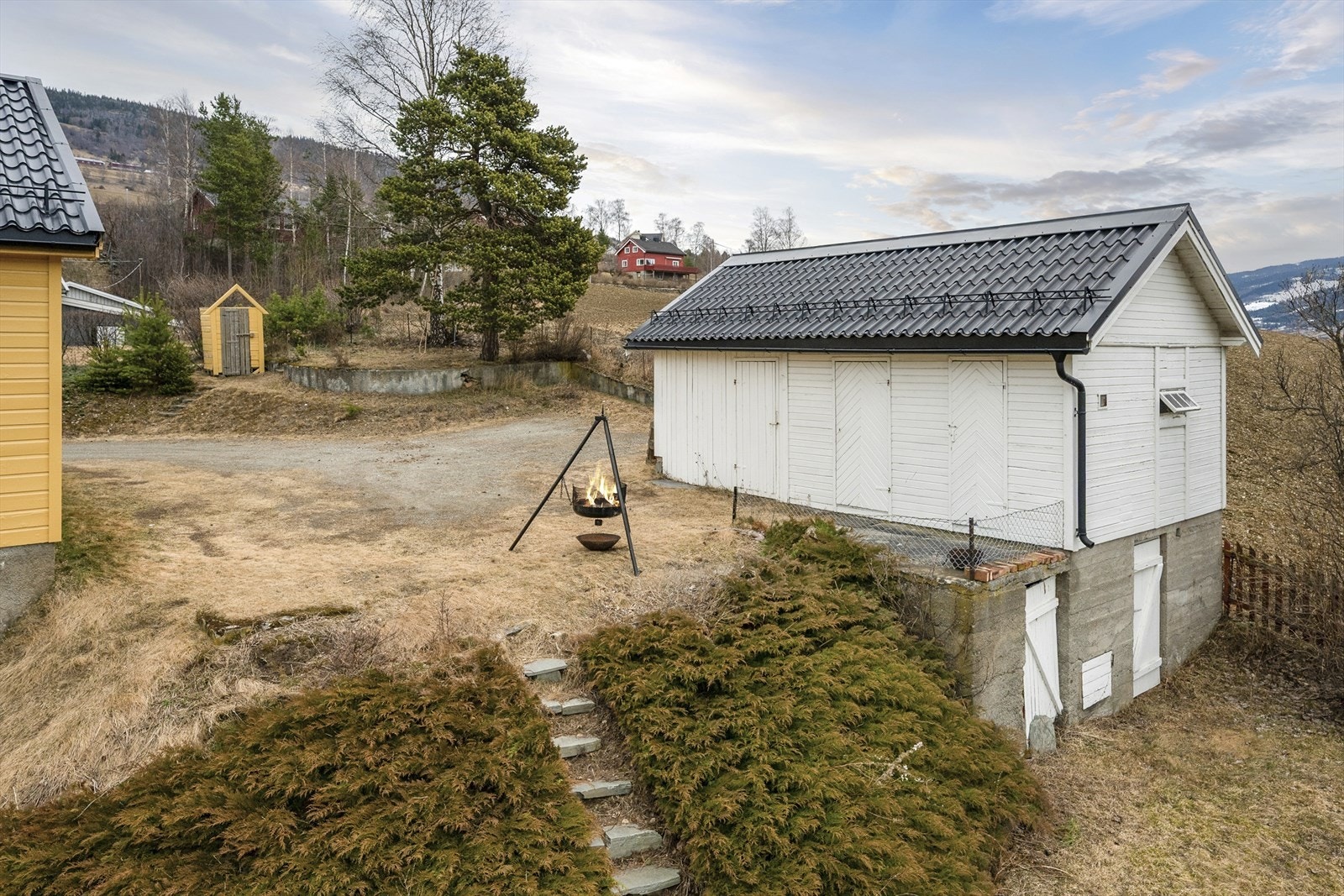 På tomten står et uthus på 28 kvm med god lagringsplass. Galleribilde