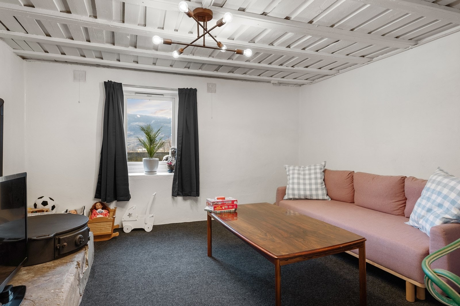 Kjellerstue med plass til sofagruppe. Rommet er ikke godkjent for varig opphold grunnet manglende rømningsvei. Galleribilde