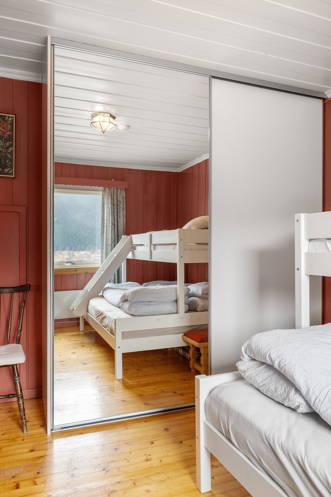 Rommet er utstyrt med en romslig skyvedørsgarderobe med speilfronter for effektiv oppbevaring. Galleribilde