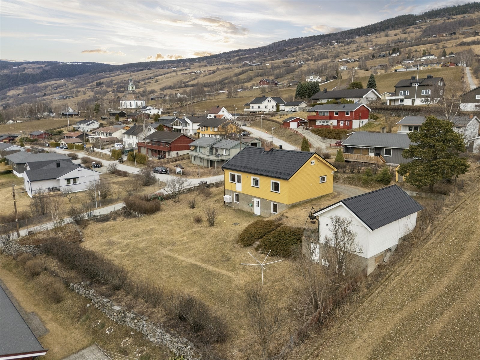 Eiendommen "Nyhaug" ligger fint til i et veletablert boligområde på Lykkejordet på Hundorp. Galleribilde