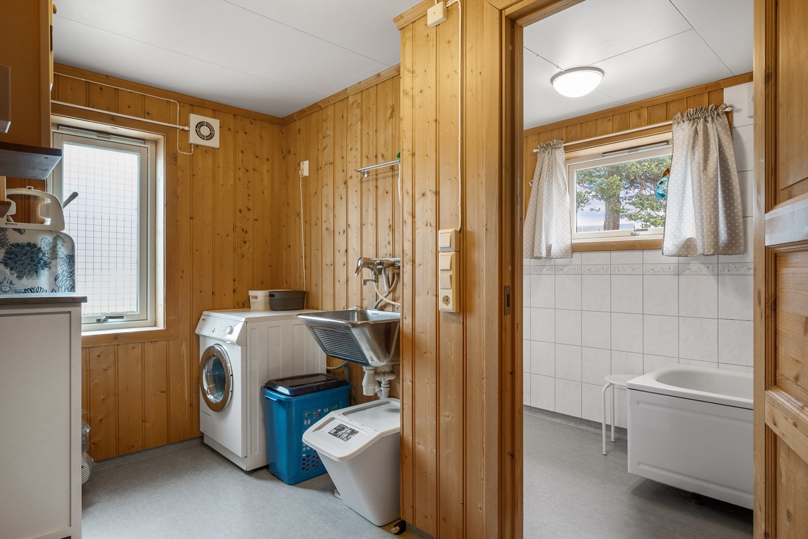 Et enkelt innredet vaskerom ligger i tilknytning til badet. Oppgradering må påregnes. Galleribilde