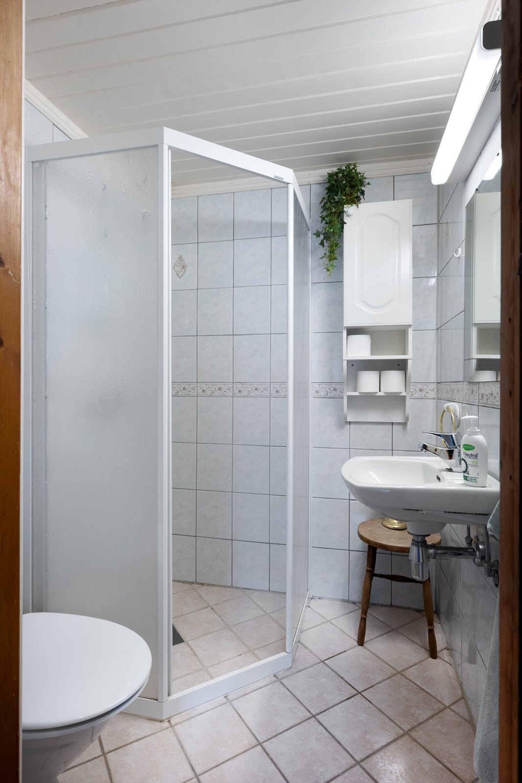Badet i kjelleren har enkel standard og er enkelt innredet. Renovering på påregnes. Galleribilde