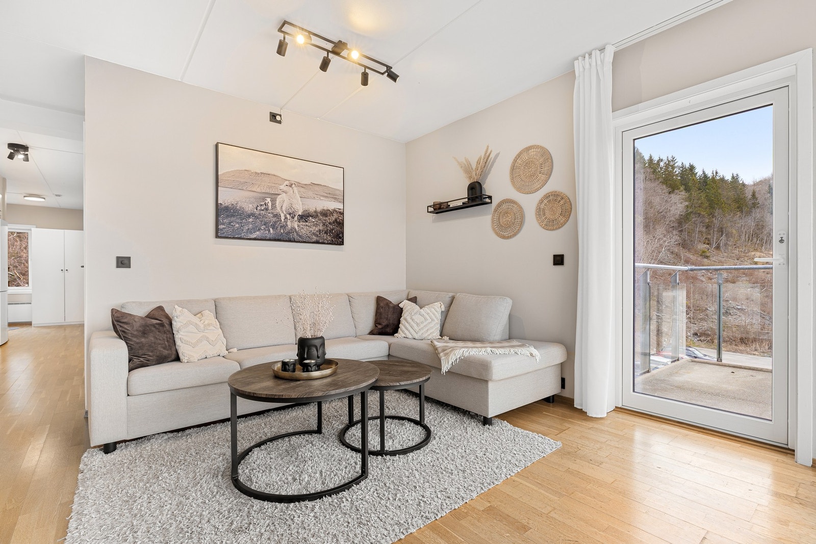 Utgang til balkong fra stue. Galleribilde