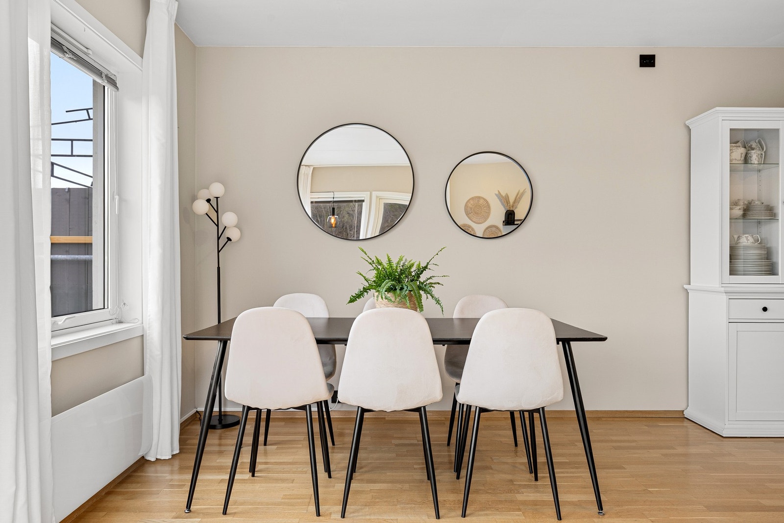 Rom for å innrede med et stort spisebord med plass til hele familien. Galleribilde