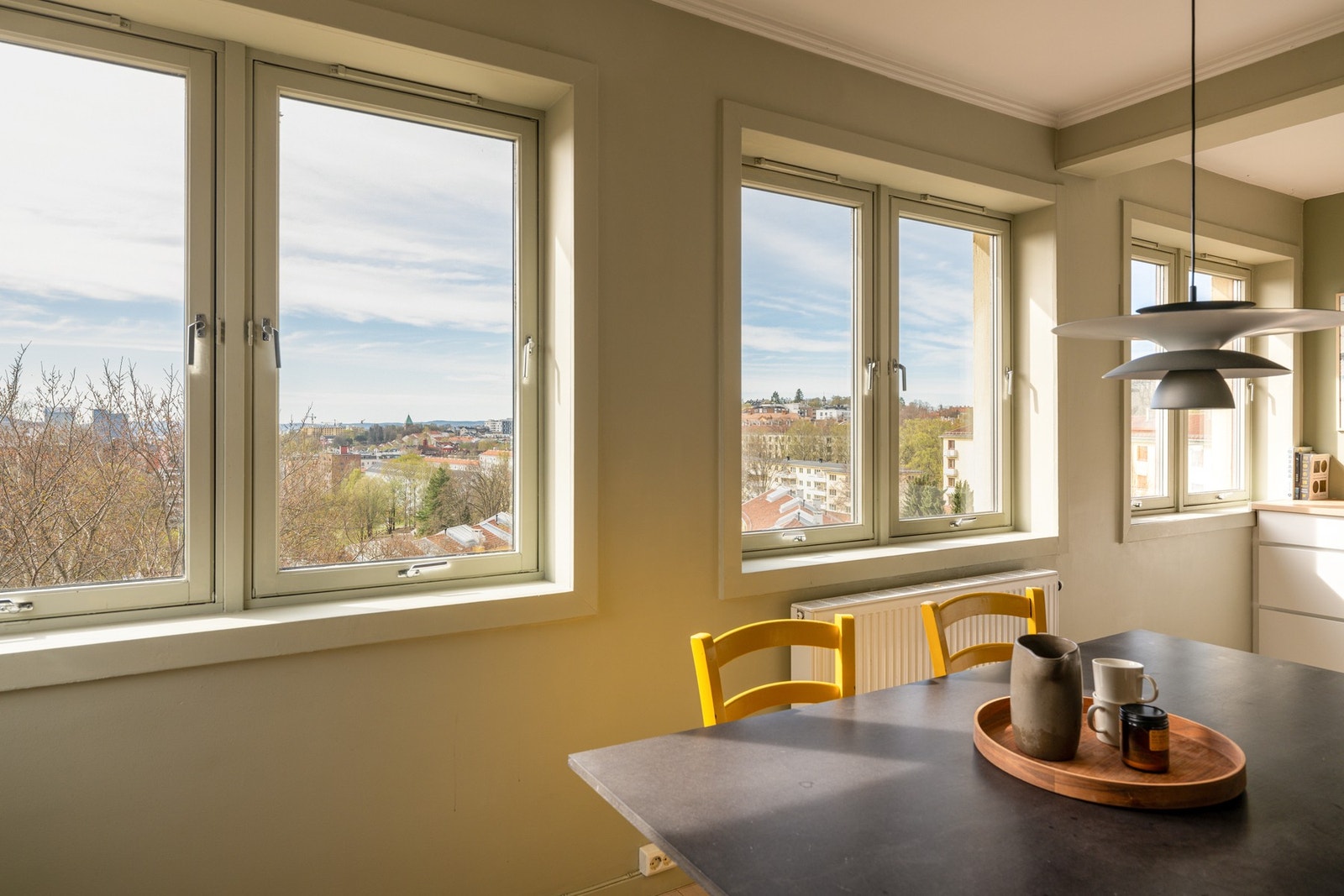 Boligen ligger høyt og fritt til på toppen av Iladalen i byggets 5. etasje, noe som bidrar til masse lys i boligen. Galleribilde