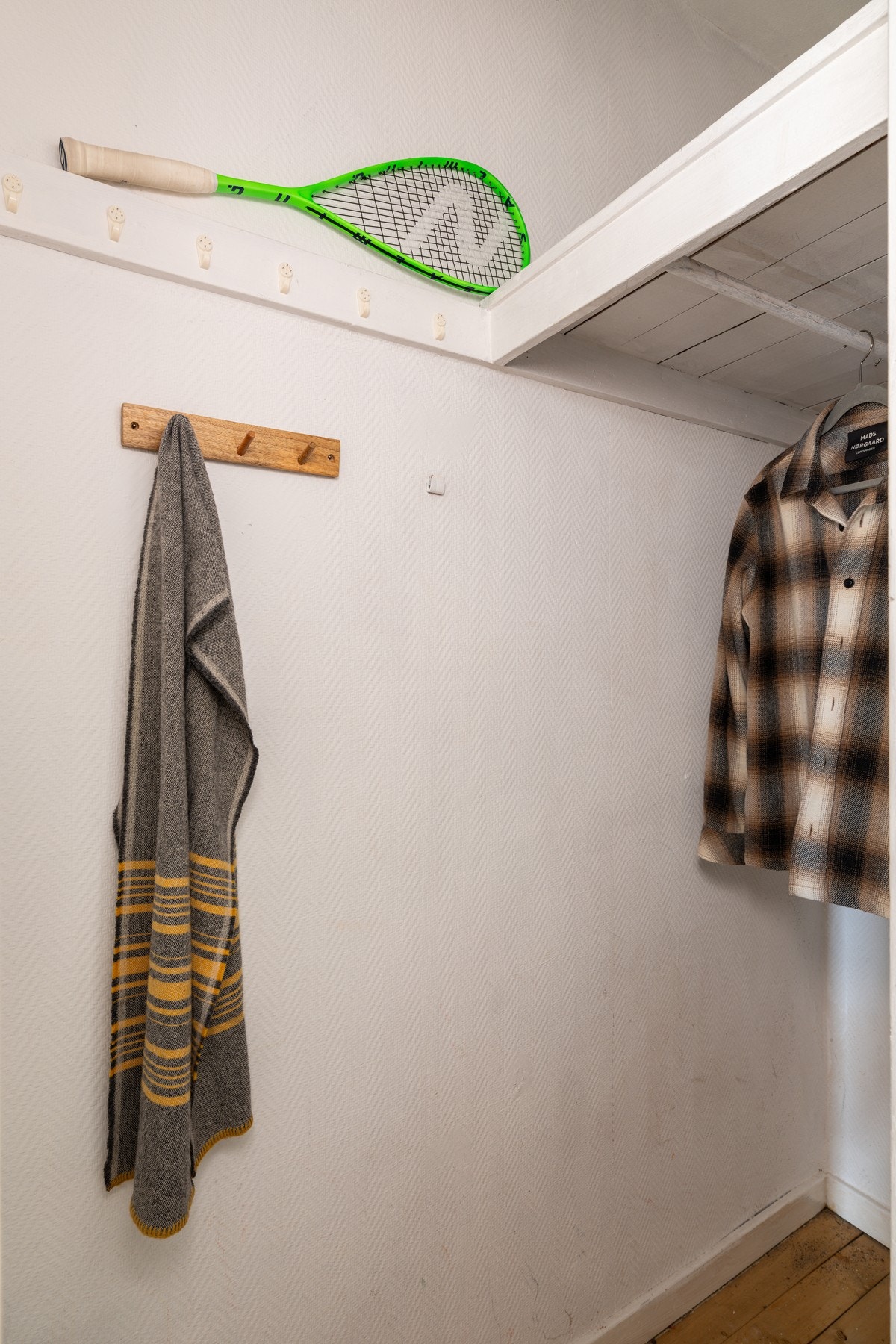 I boligen er det en praktisk innvendig bod med gode oppbevaringsmuligheter som ligger i tilknytning til entréen. Galleribilde