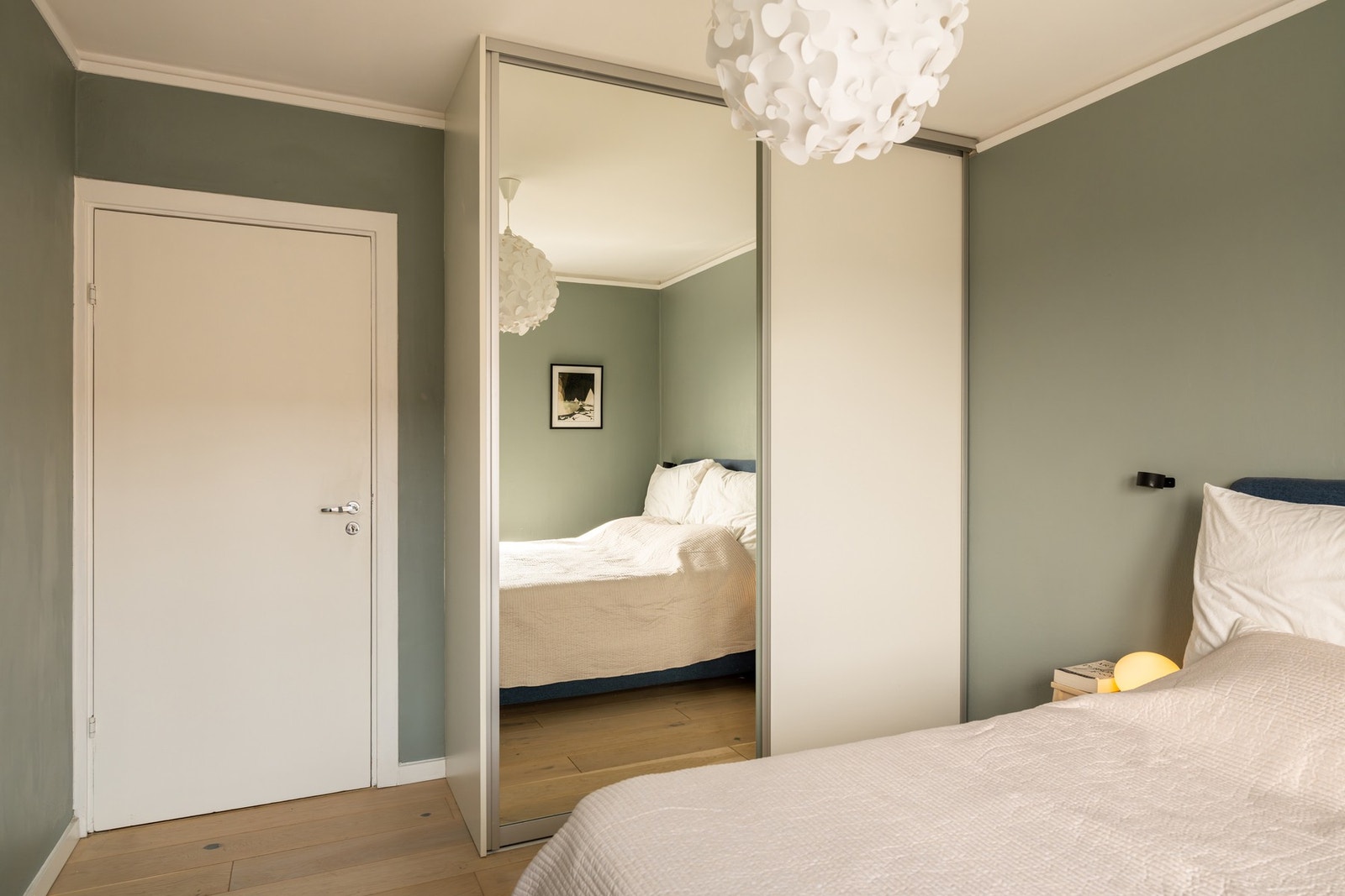 På soverommet er det god plass til oppbevaring i skyvedørsgarderobe. Galleribilde