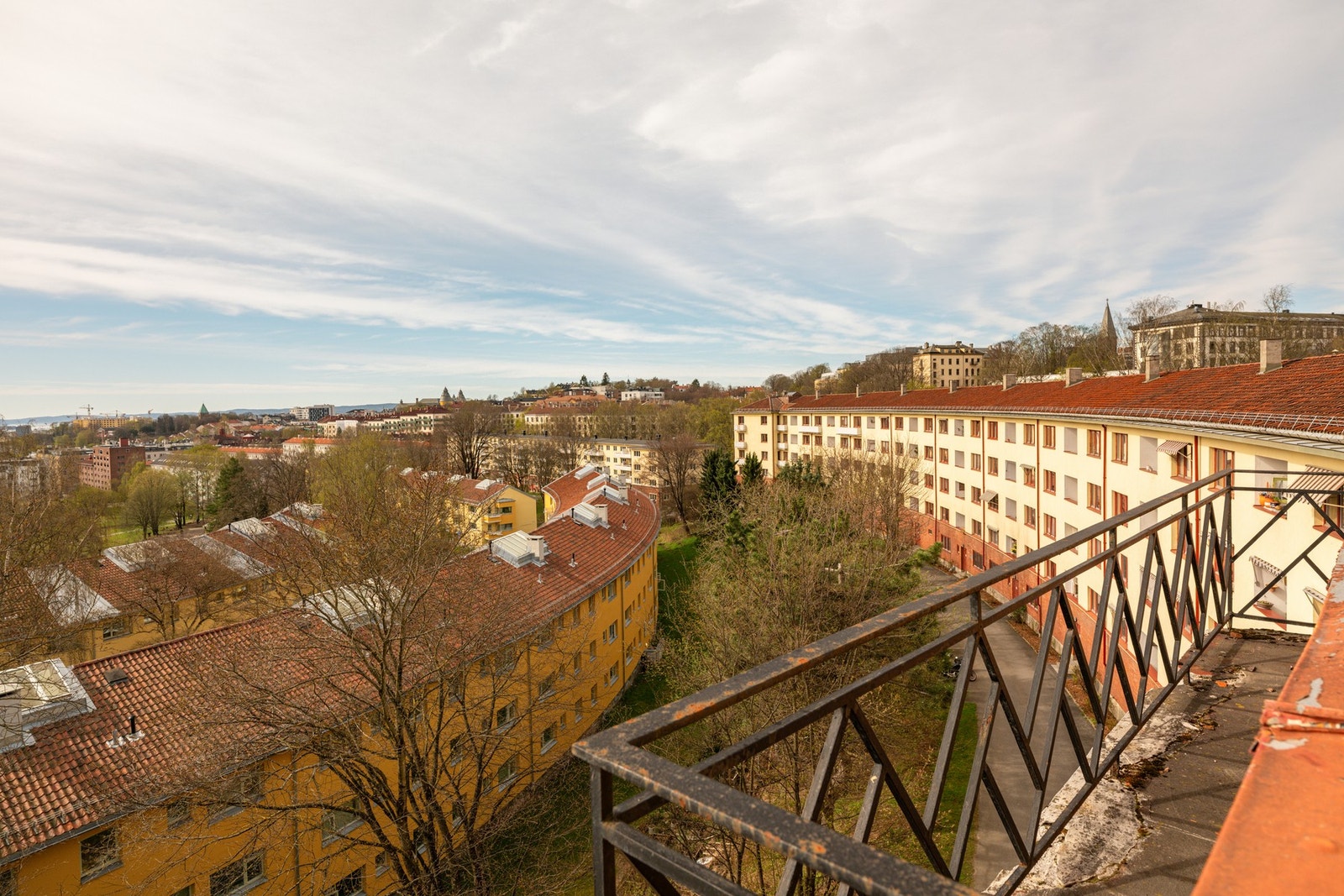 Utenfor kjøkkenet er det tilgang til brannbalkong. Kun 1 etasje opp er det adkomst til stor felles takterrasse. Galleribilde