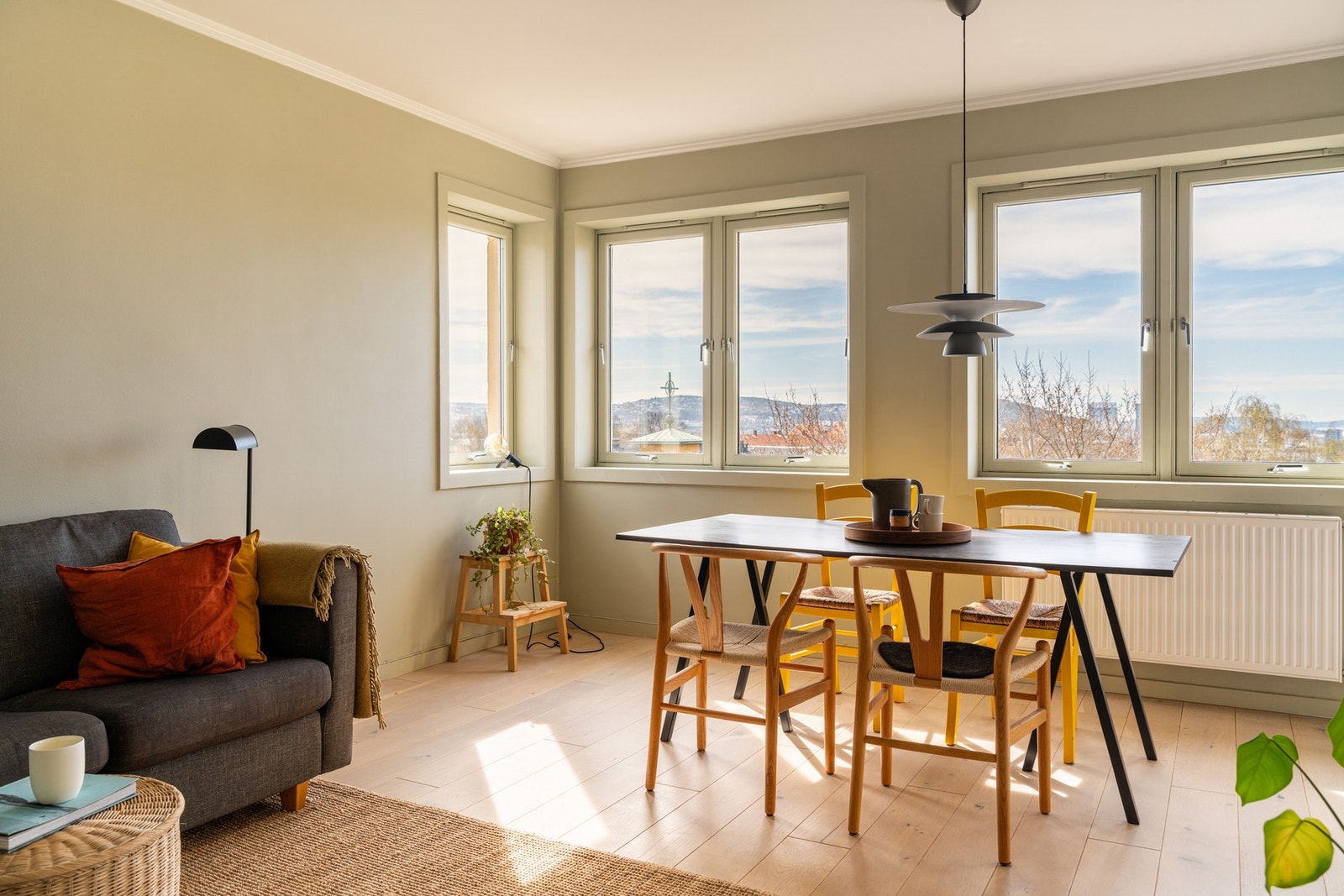 Lys og luftig stue med svært gode lysforhold fra store vindusflater fra to himmelretninger. Galleribilde
