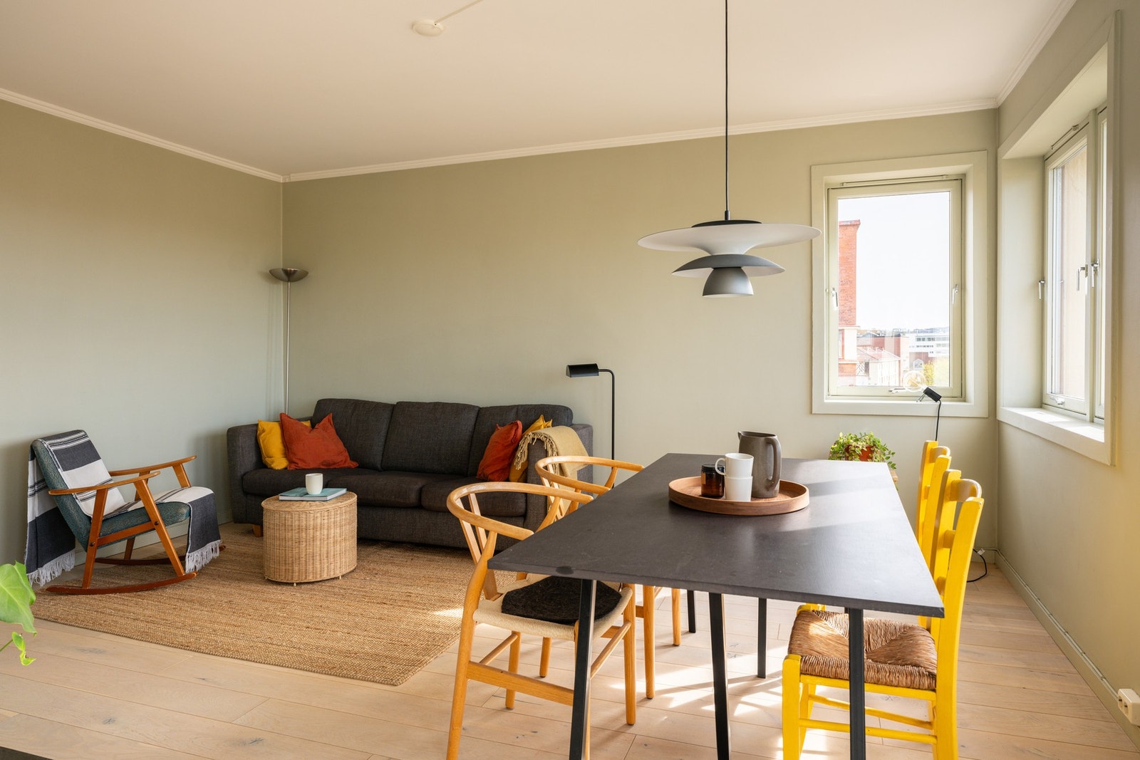 Stuen er et naturlig samlingspunkt for hyggelige måltider og sosiale sammenkomster. Galleribilde