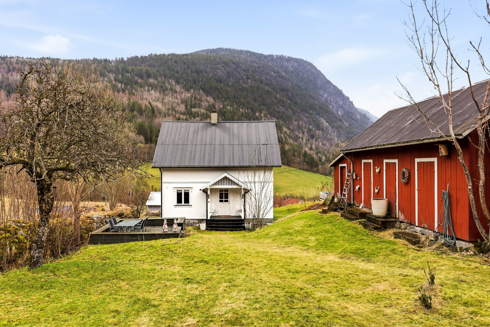 Eiendommen består av tomt på 2002 kvm, bebygget med enebolig og uthus Galleribilde