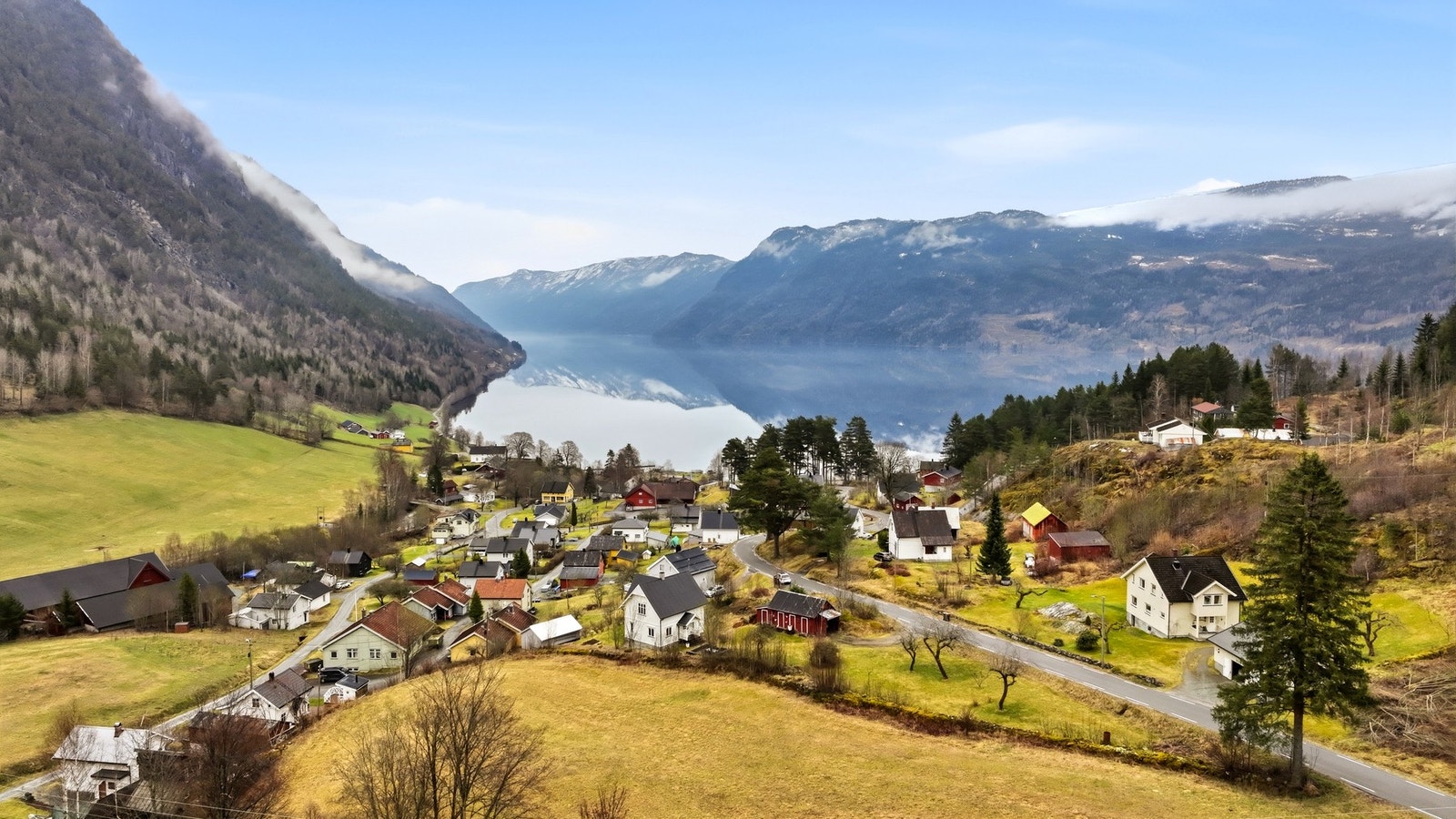 En idyllisk eiendom i Lårdal med utsikt over Bandak Galleribilde