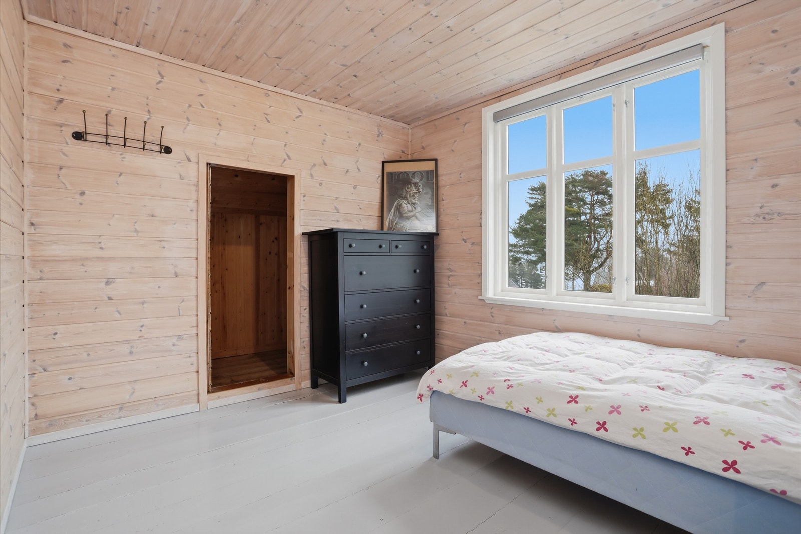 Soverom II har også tilgang til egen liten walk-in-garderobe Galleribilde