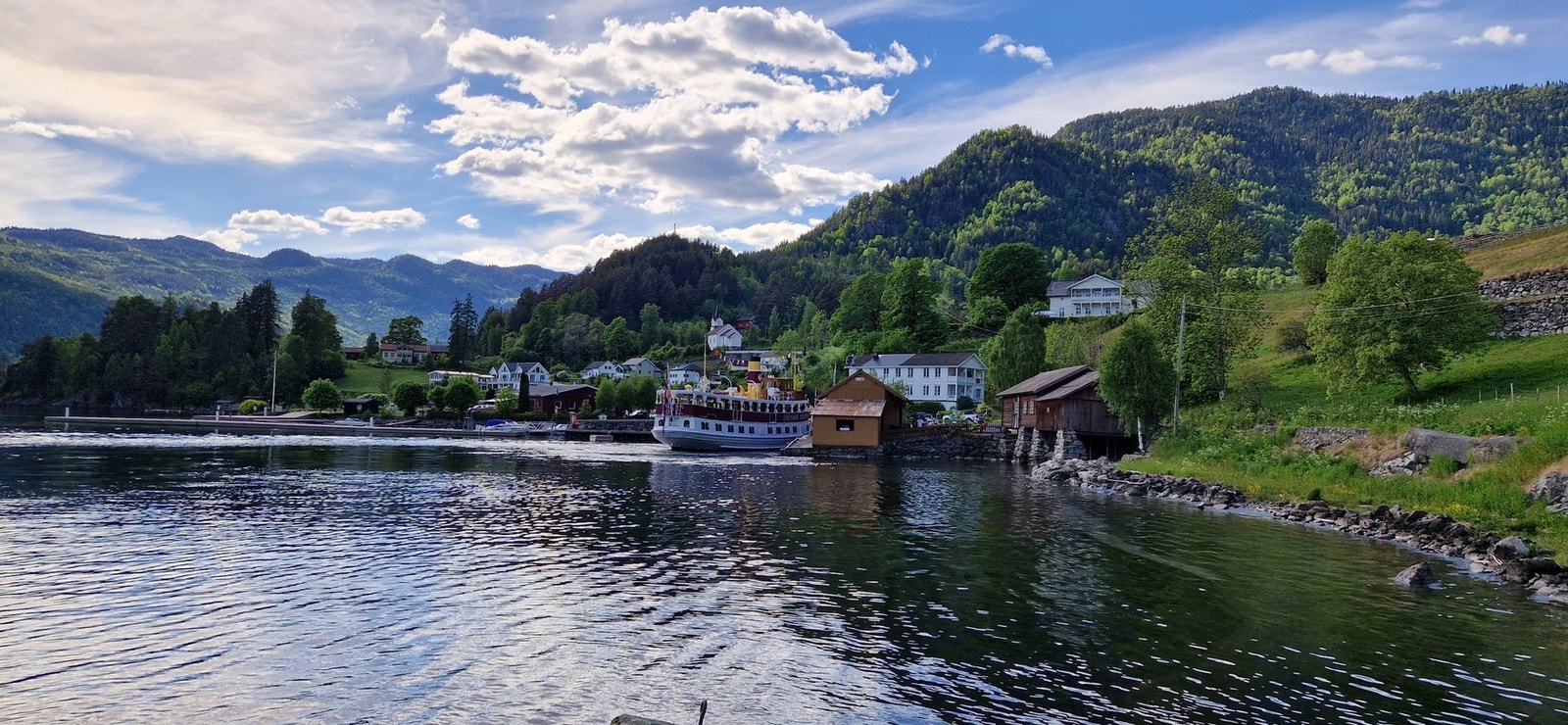 Bryggeområdet i Lårdal ligger i fin gåavstand (kun ca 1 km) fra eiendommen. Her finner du blant annet restaurant/kafè som holder sesongåpent samtidig med kanalbåtene (Selgers bilde) Galleribilde