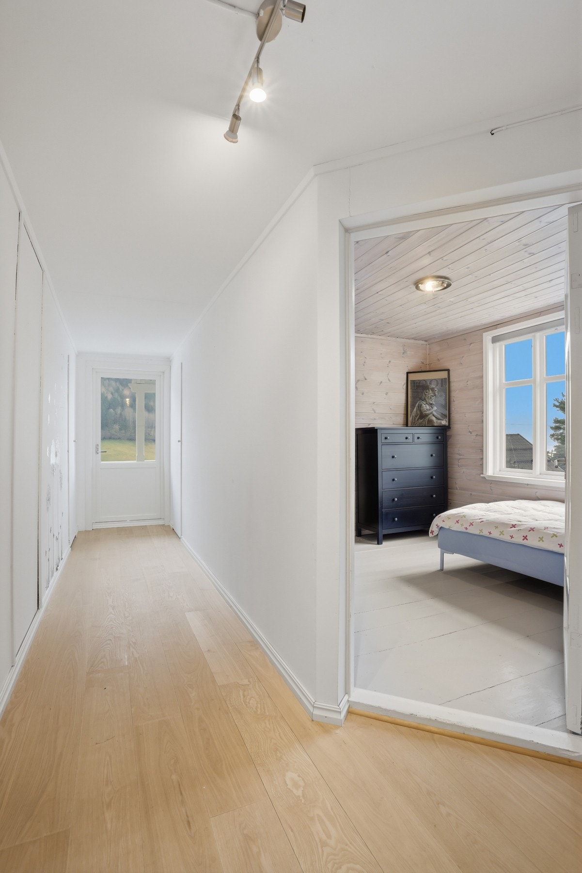 Gang i 2.etasje. Her er det også tilgang til 3 boder, og utgang til veranda Galleribilde