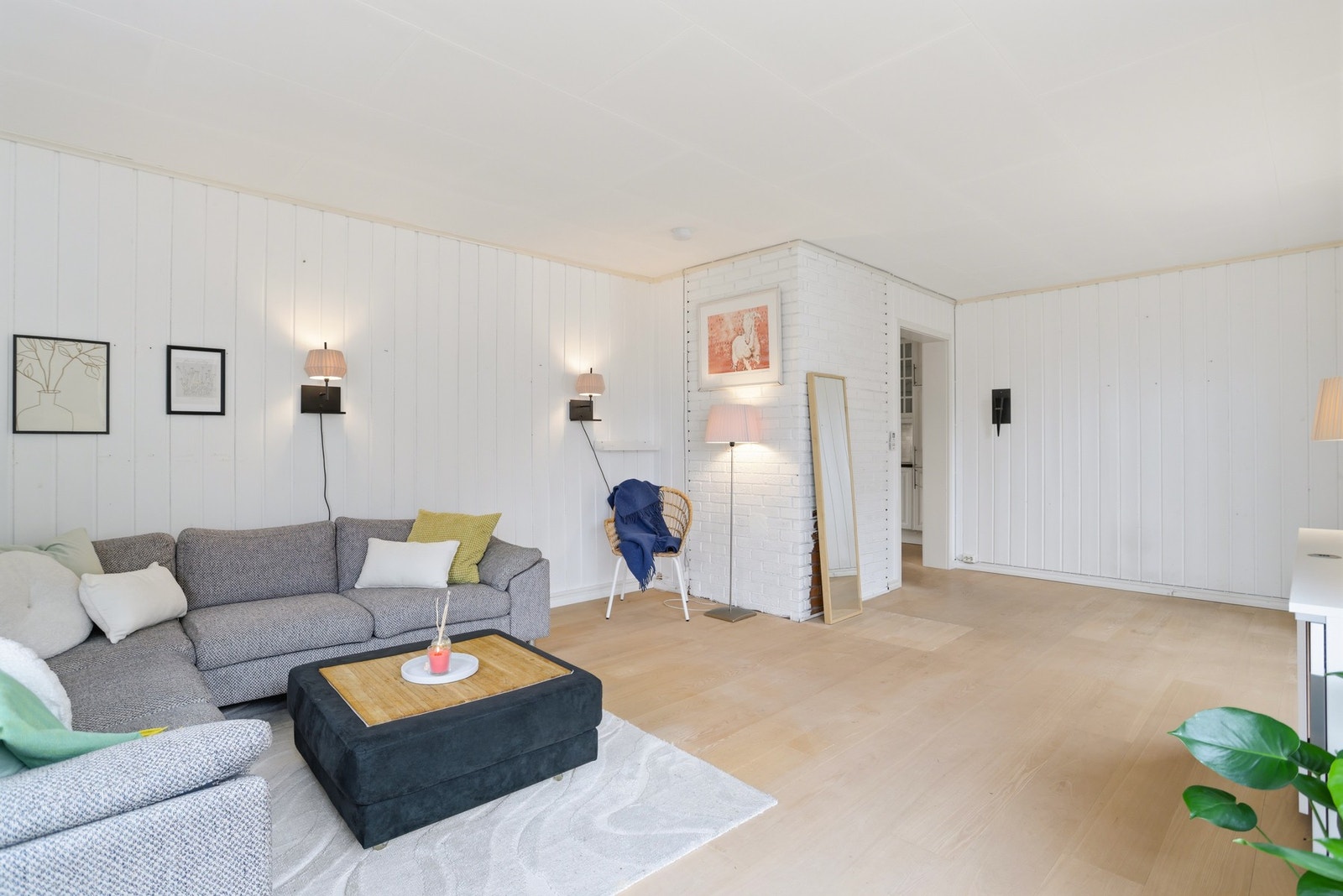 Stuen har god plass til møblering av sofa- og spisegruppe Galleribilde