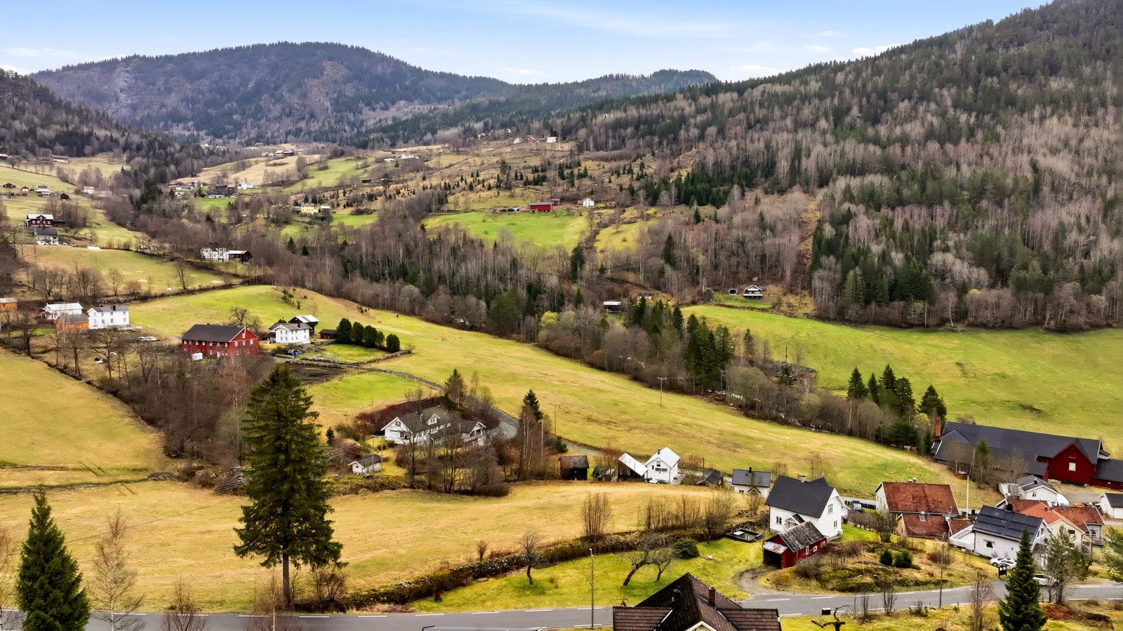 Her bor du i landlige omgivelser med kort veg til både skog og fjell, og området er ideelt for deg som ønsker å bo i fredelige omgivelser Galleribilde