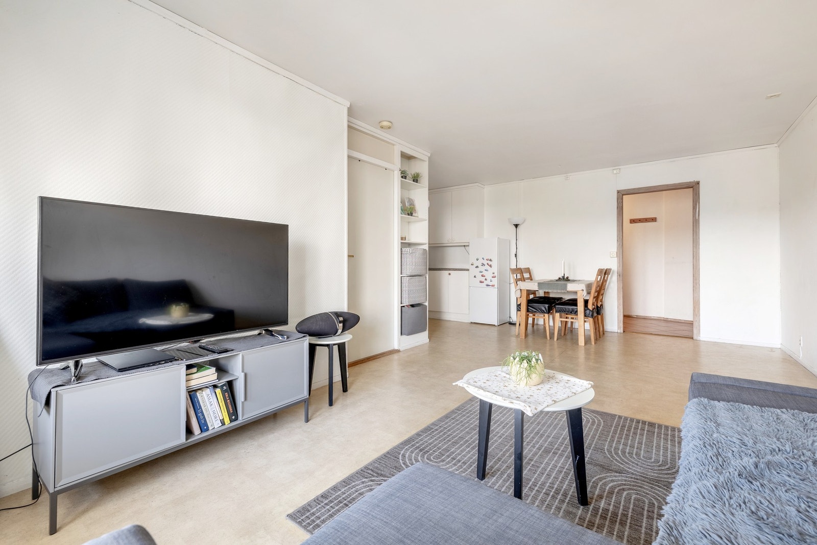 Det er gode møbleringsmuligheter for sofagruppe, TV-anlegg og spisegruppe. Galleribilde