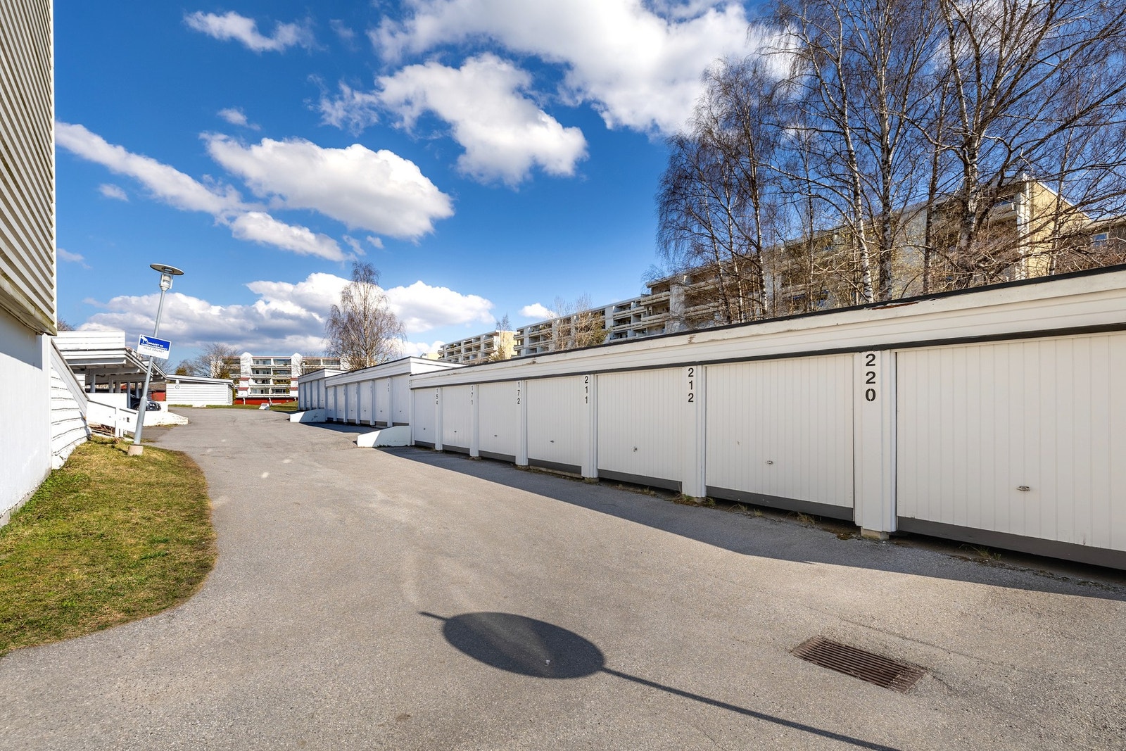 Det medfølger en garasje i felles garasjerekke. Galleribilde