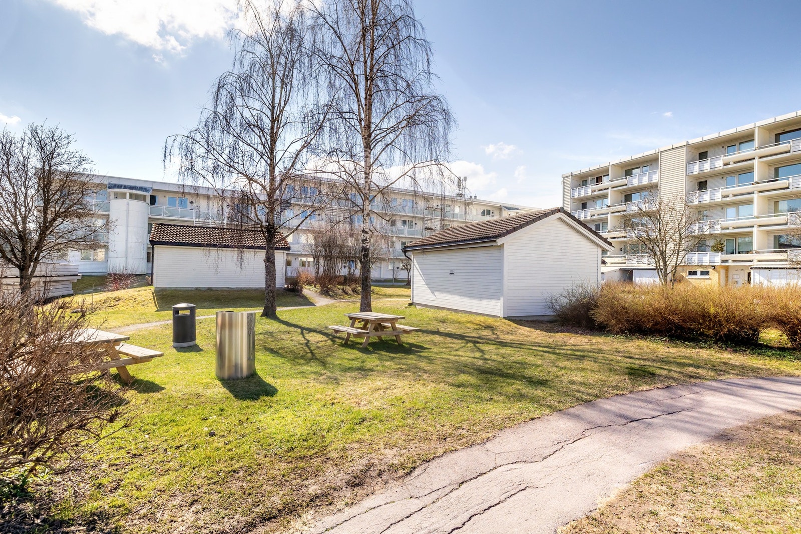 Ellers har sameiet en pent opparbeidet tomt med gressplen- og grøntområder, beplantning, lekeplass og sittegrupper. Galleribilde