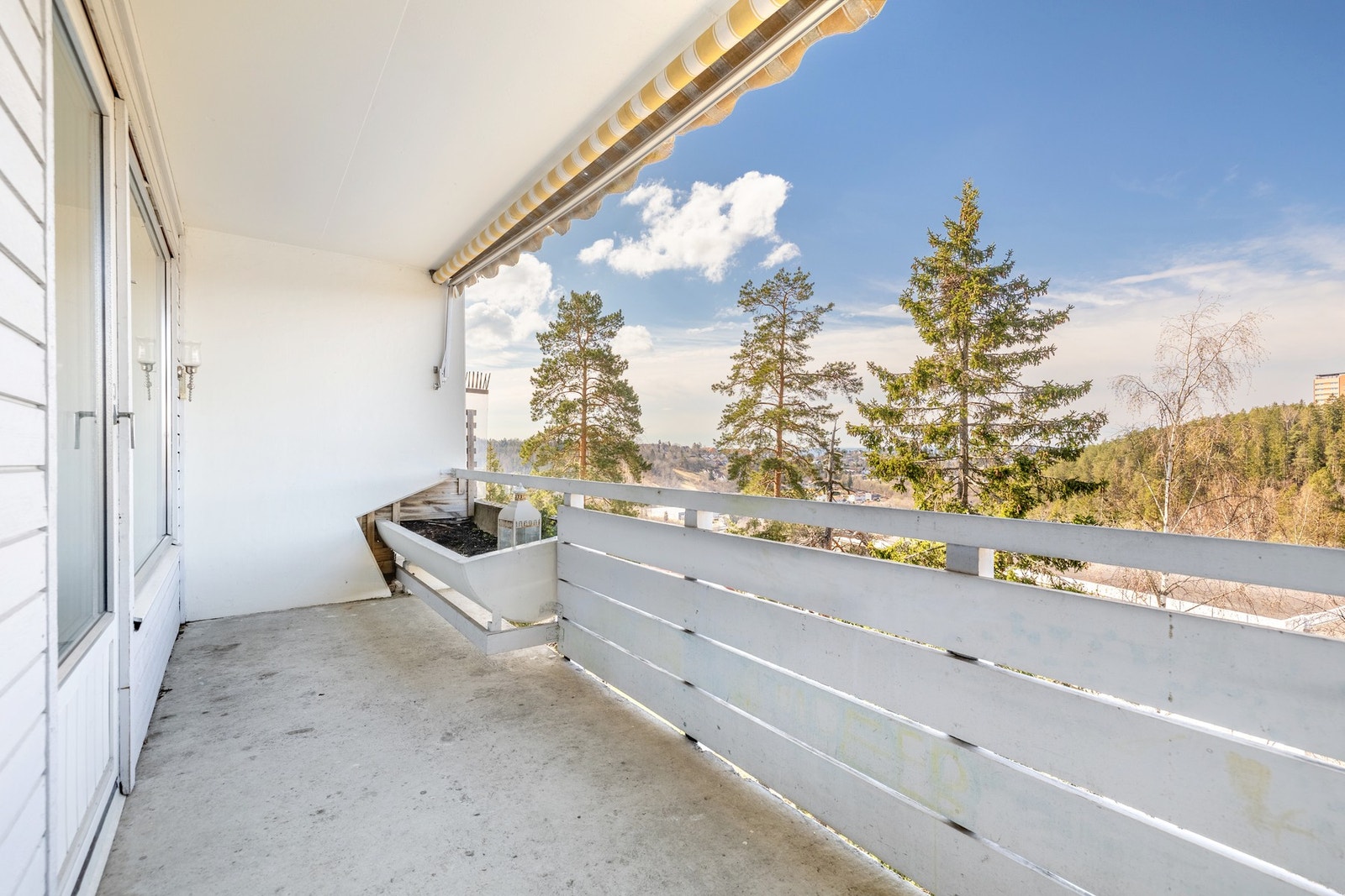 Fra stuen er det utgang til en balkong på ca. 7 kvm. Galleribilde