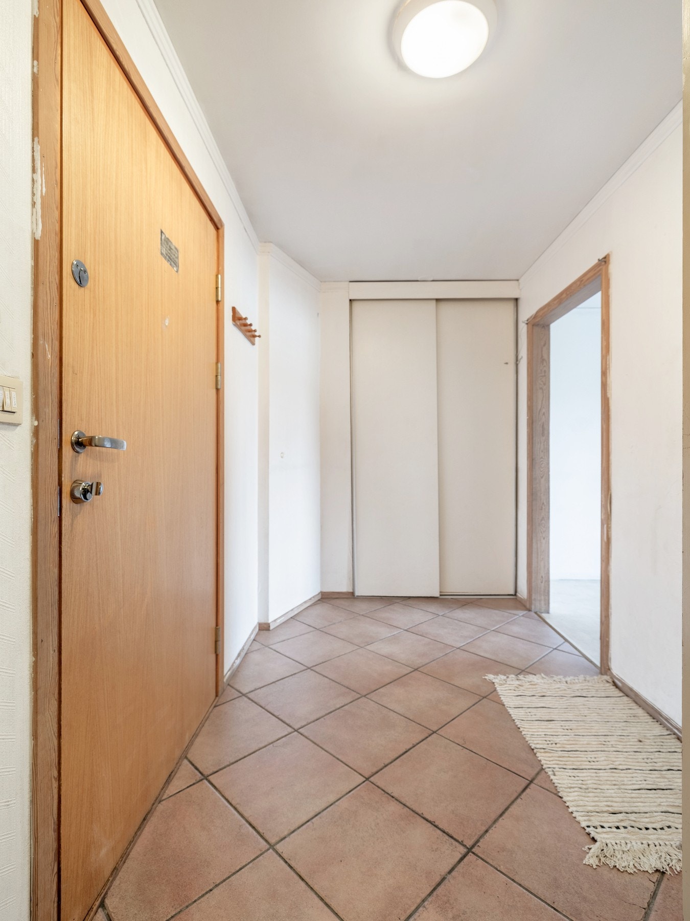 Entréen er innredet med en skyvedørsgarderobe og det er ellers god plass til øvrig møblement. Galleribilde