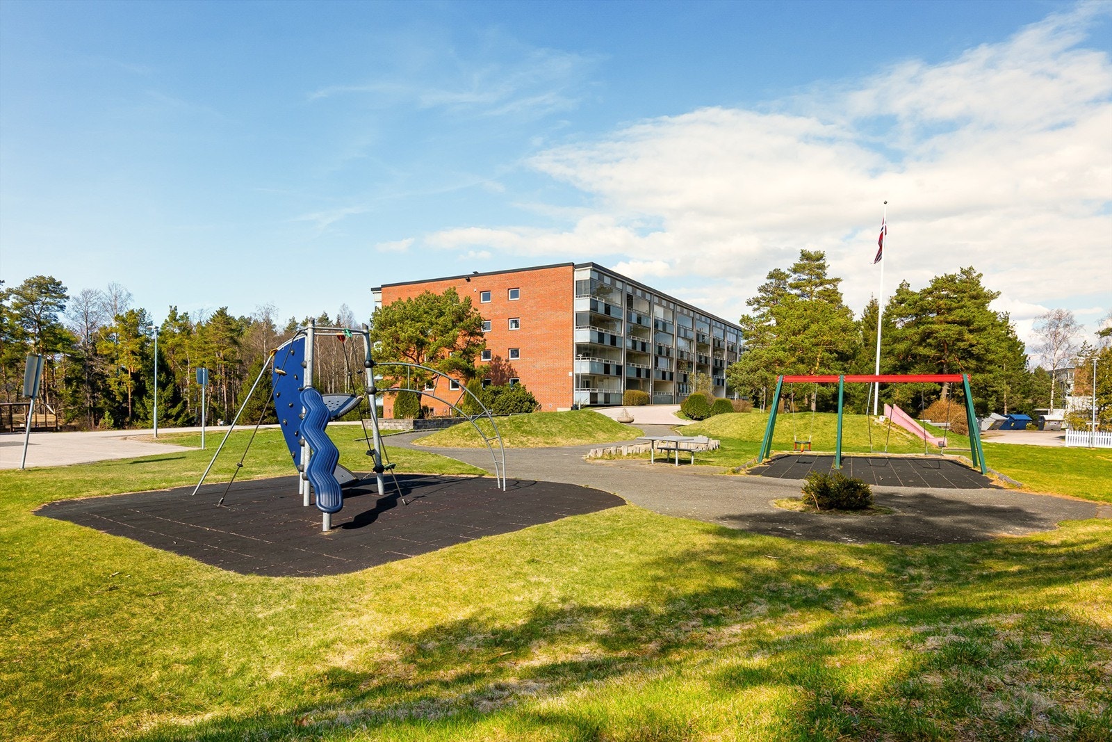 Barnevennlige og grønne fellesområder med lekeplass like ved boligen. Galleribilde