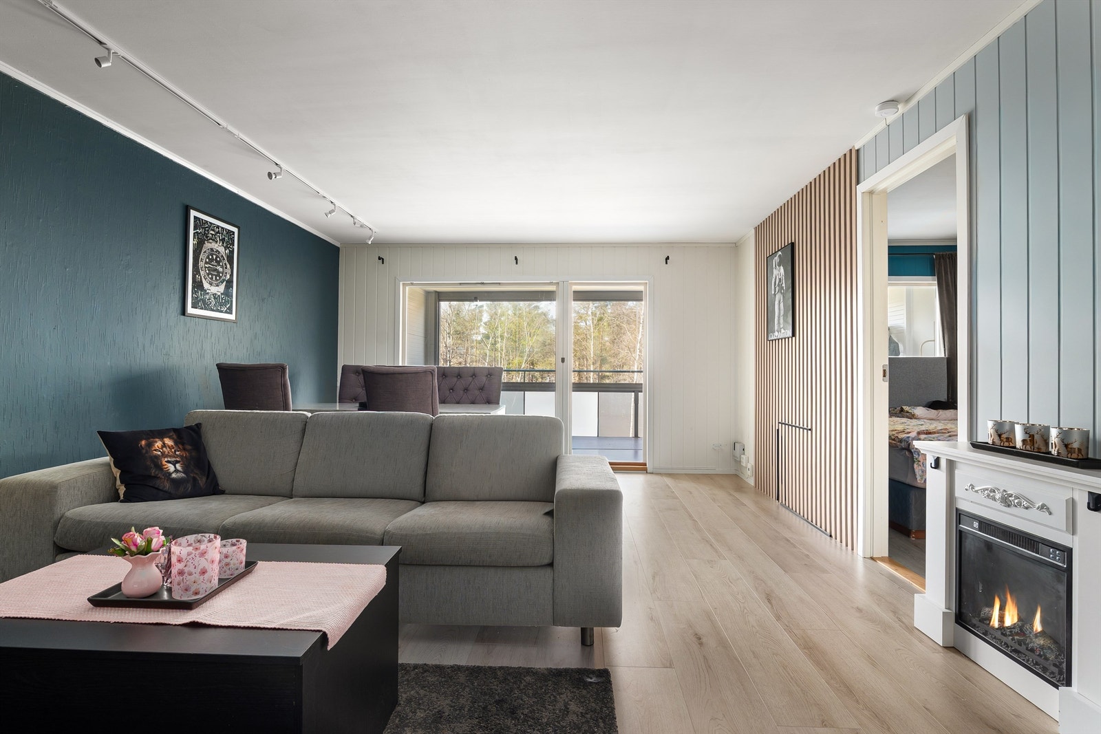 Romslig stue med god møbleringsfrihet og moderne uttrykk. Galleribilde