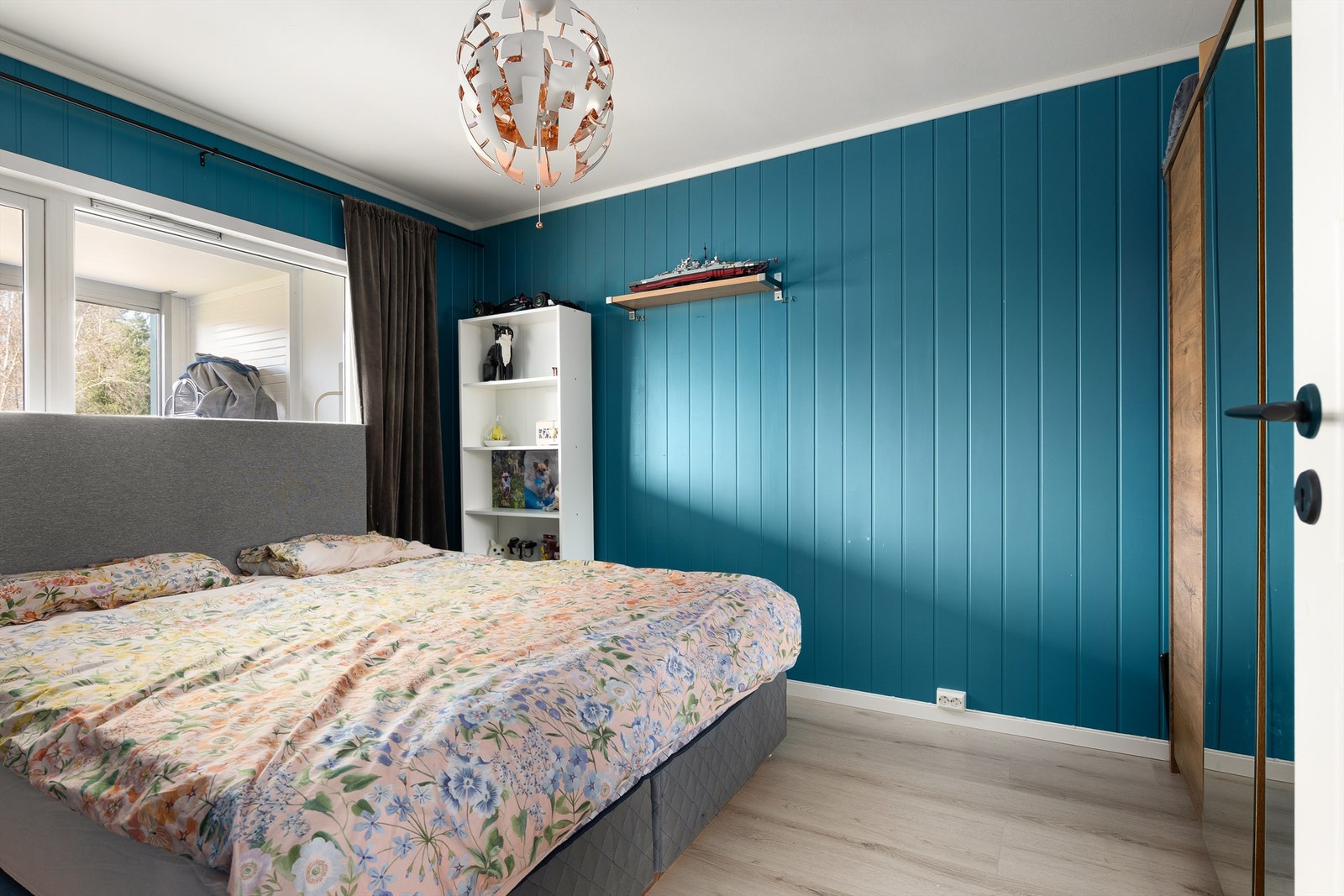 Romslig soverom med moderne overflater og god plass til dobbeltseng. Galleribilde
