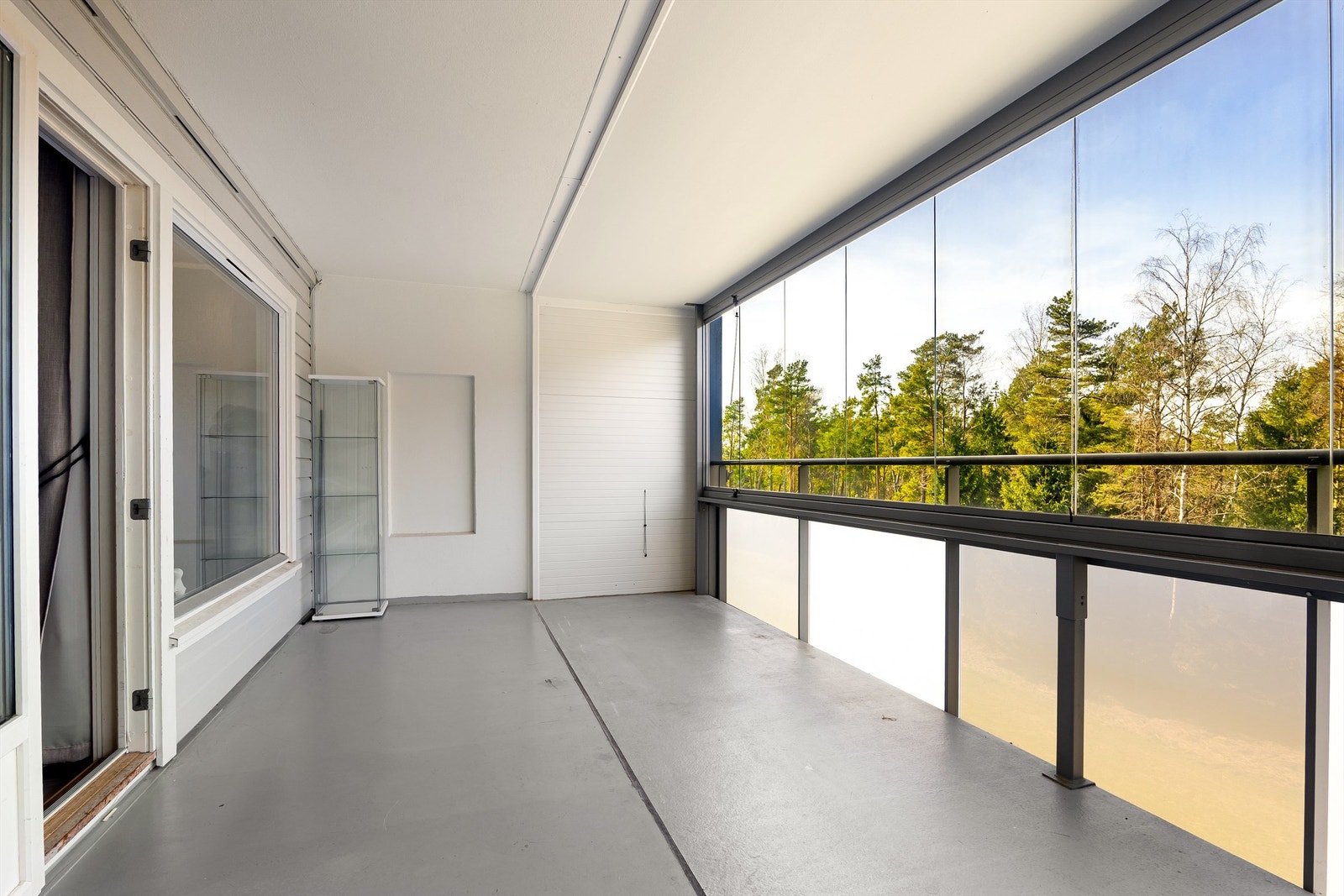 Stor innglasset balkong med gode solforhold. Galleribilde