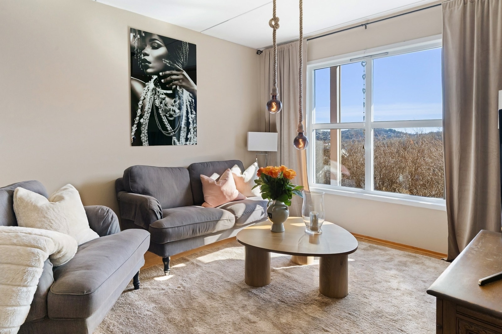 Lys og innbydende 3-roms endeleilighet med egen inngang, trivelig uteplass og garasje. Foto: Zovenfra AS Galleribilde