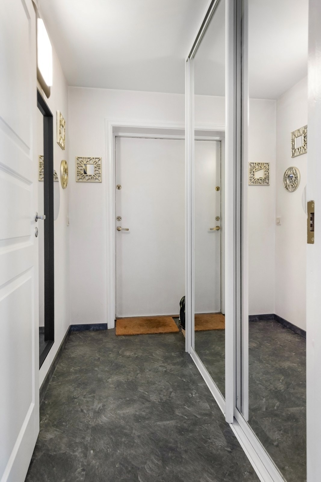 Innbydende entré med stor skyvedørsgarderobe med plass for yttertøy og sko Galleribilde