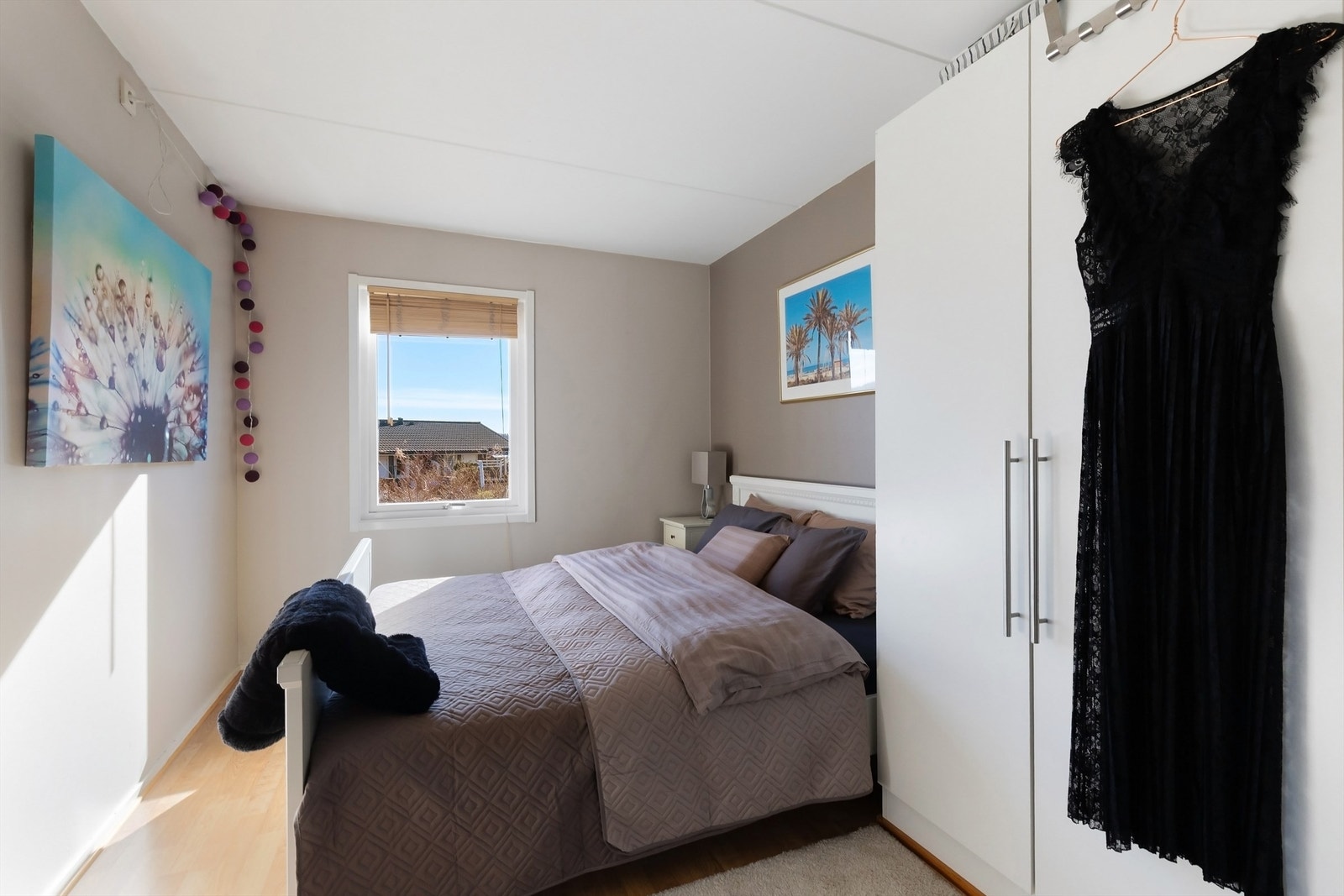 Leiligheten har to gode soverom, begge med plass for seng, skap og annet passende møblement Galleribilde
